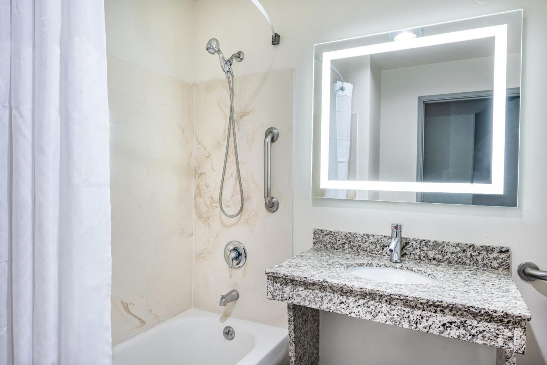 Ramada by Wyndham Bakersfield photo 43
