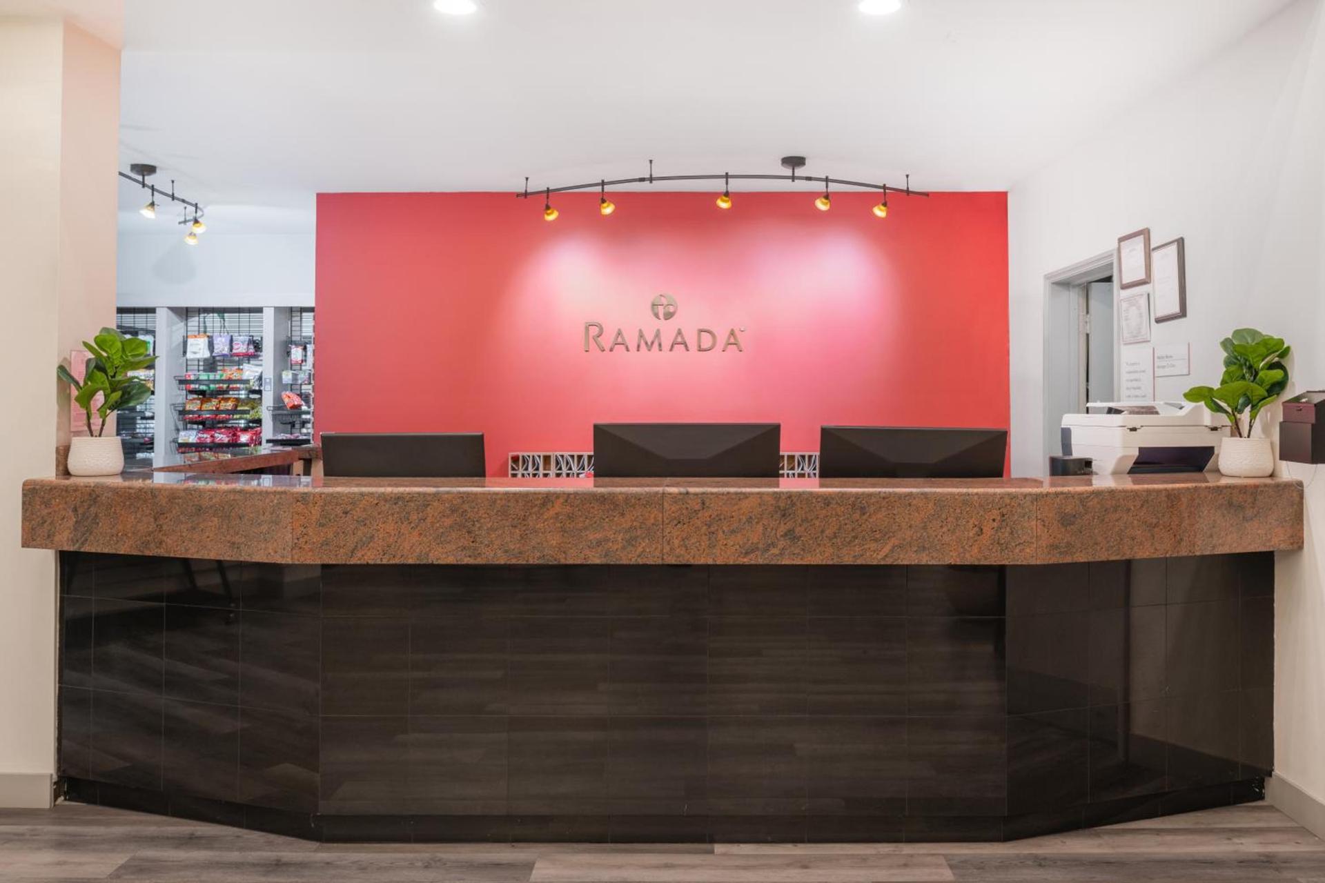 Ramada by Wyndham Bakersfield photo 2