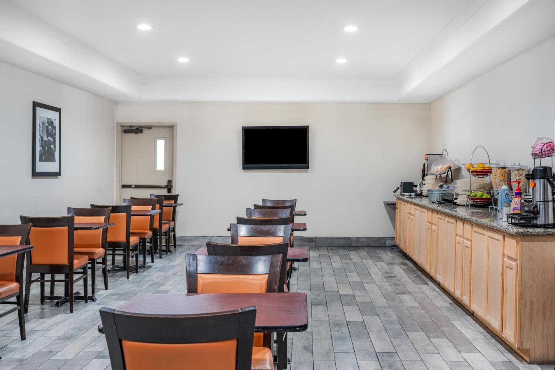 Ramada by Wyndham Bakersfield photo 30