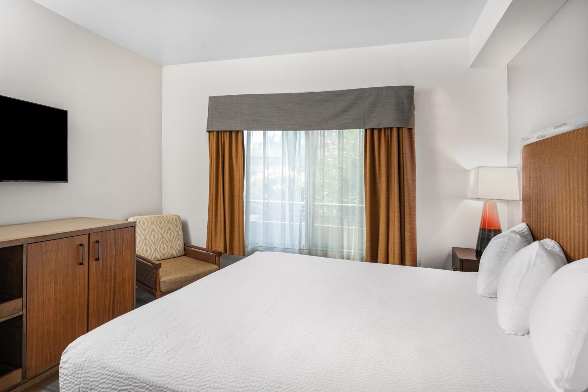 Ramada by Wyndham Bakersfield photo 36