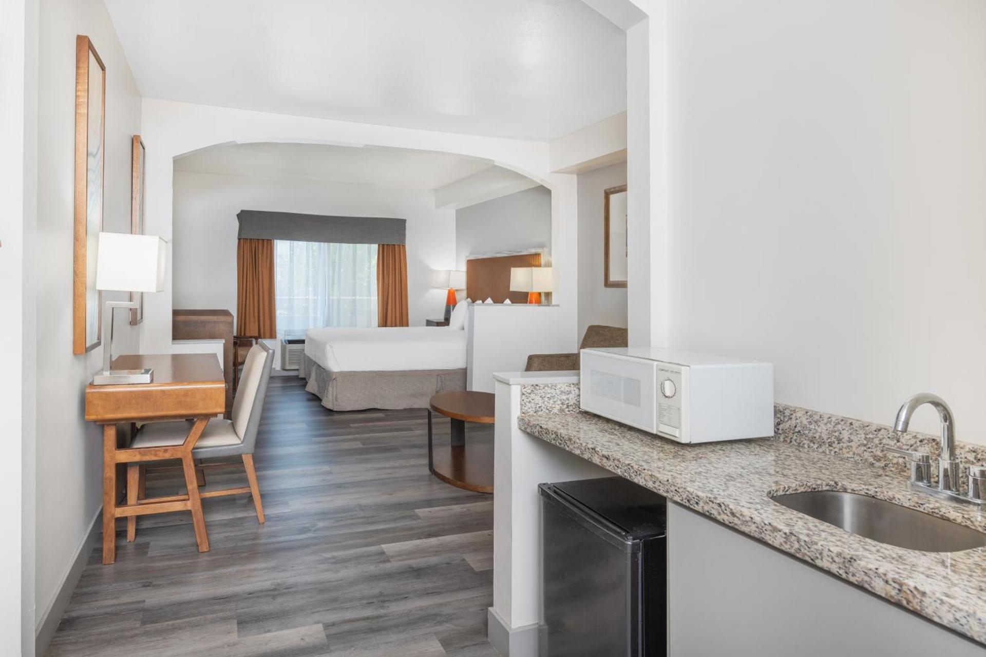Ramada by Wyndham Bakersfield photo 39
