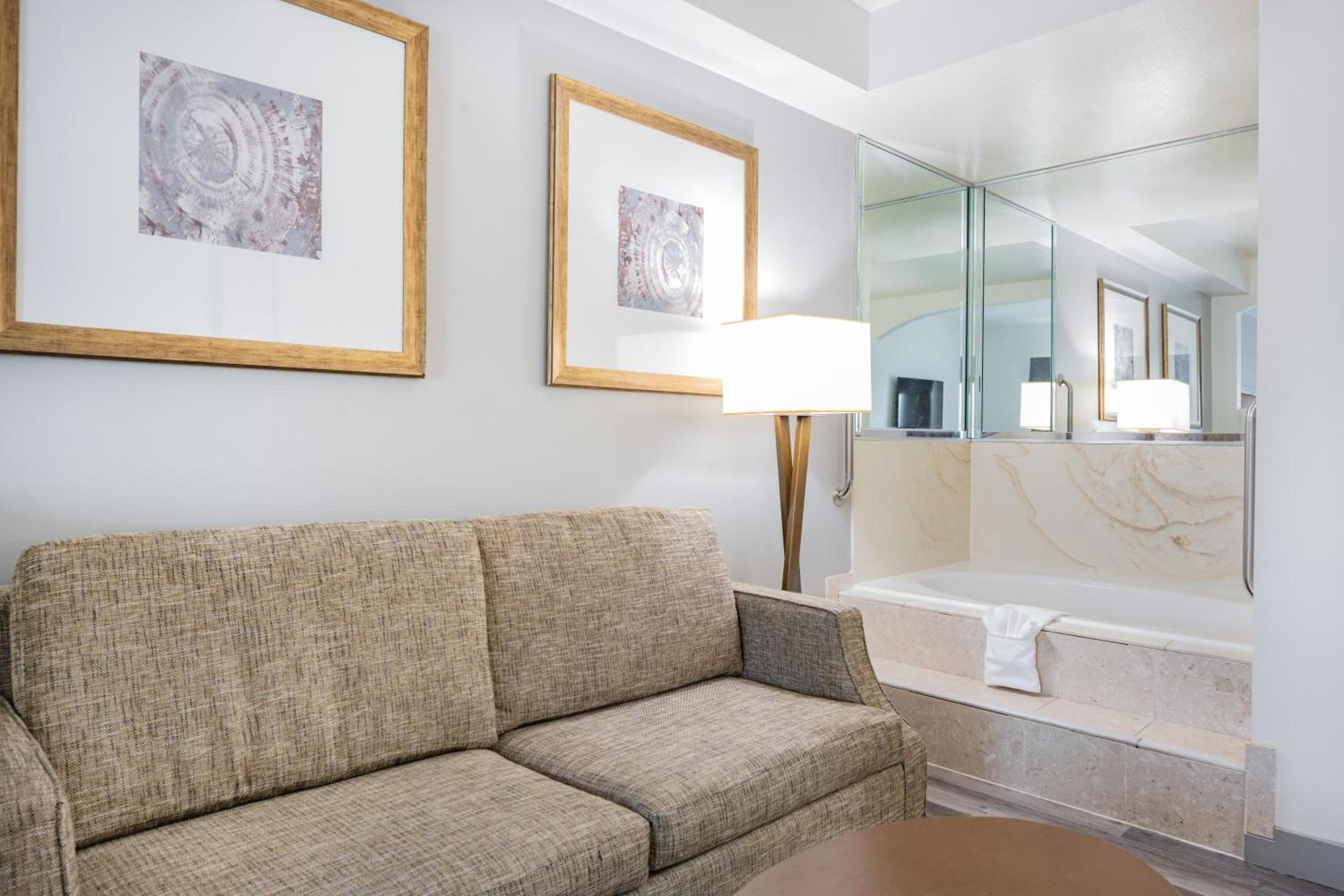 Ramada by Wyndham Bakersfield photo 41