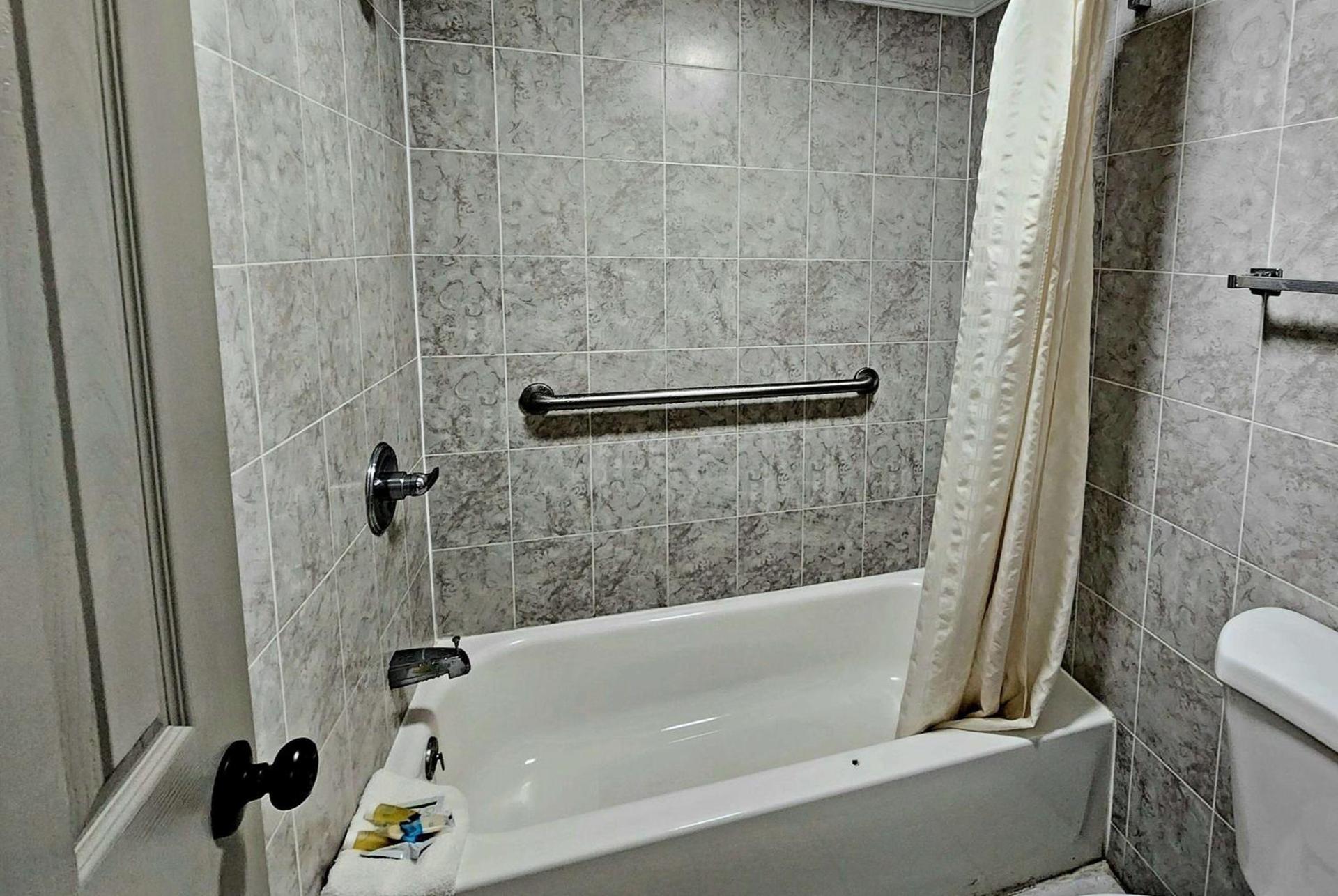 Days Inn by Wyndham Slidell photo 44