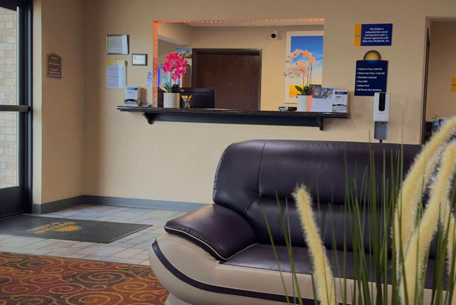 Days Inn & Suites by Wyndham Kaukauna WI photo 1