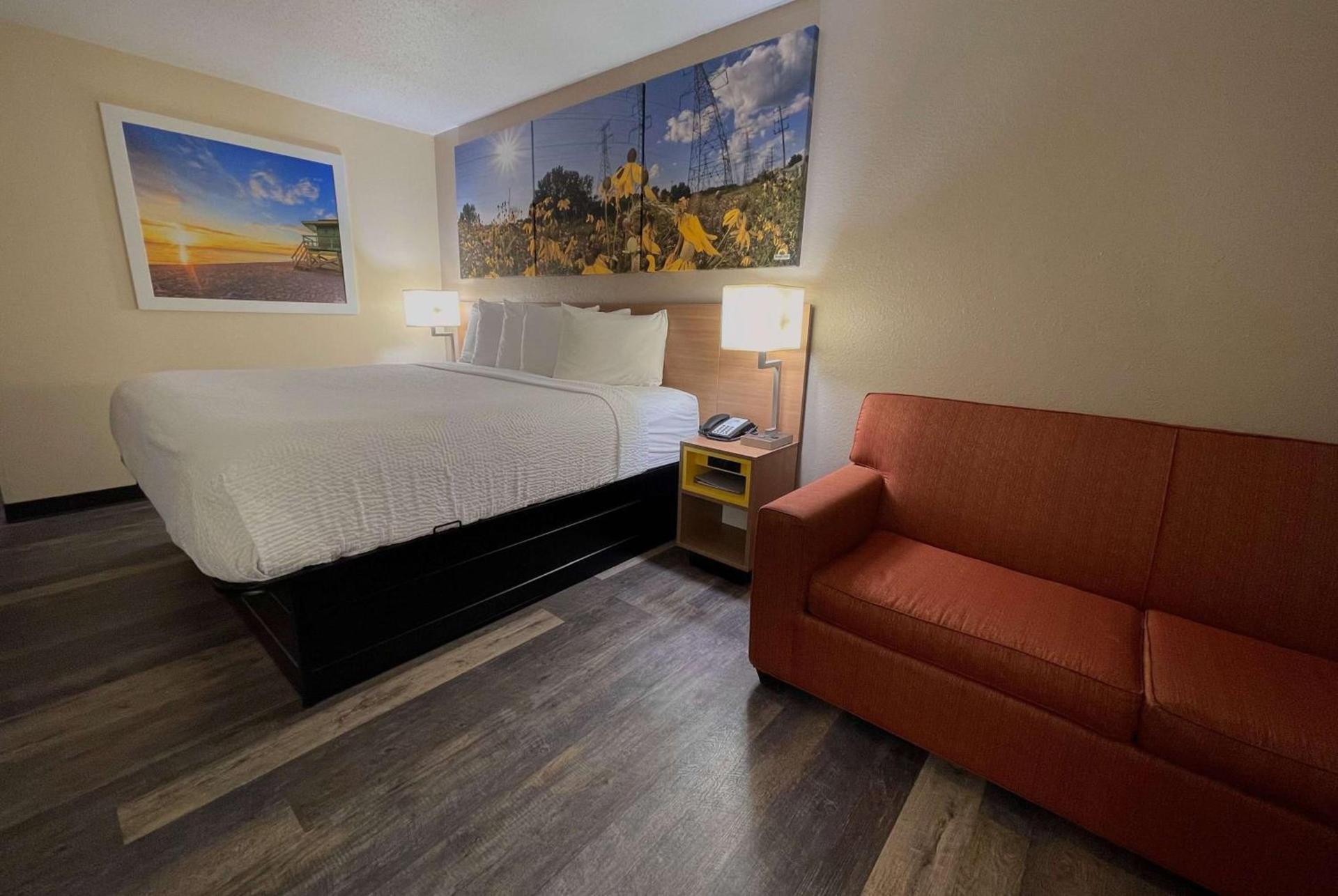 Days Inn & Suites by Wyndham Kaukauna WI photo 17