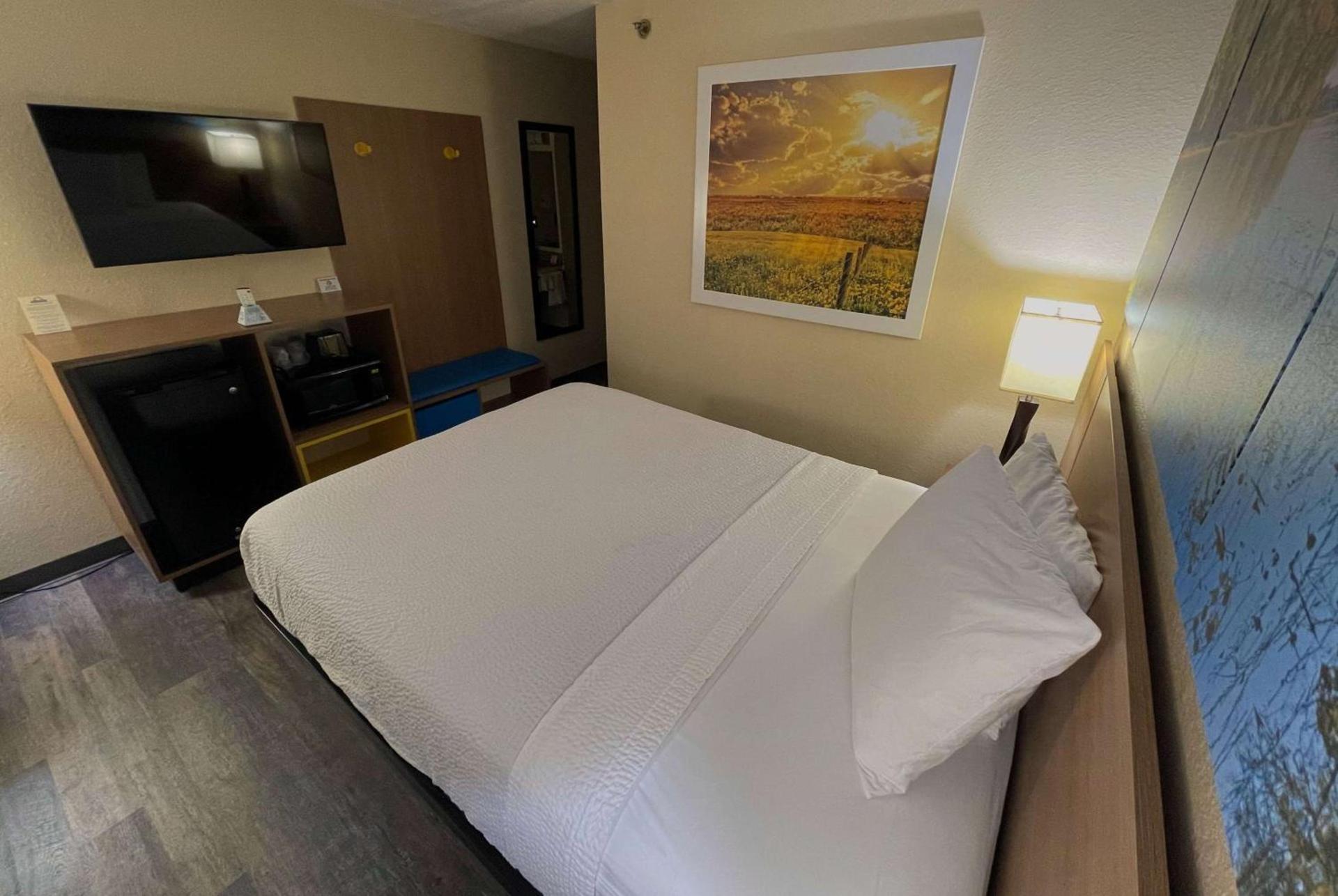 Days Inn & Suites by Wyndham Kaukauna WI photo 34