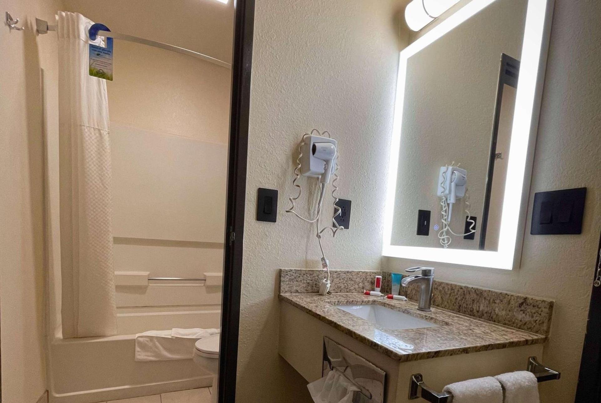 Days Inn & Suites by Wyndham Kaukauna WI photo 41