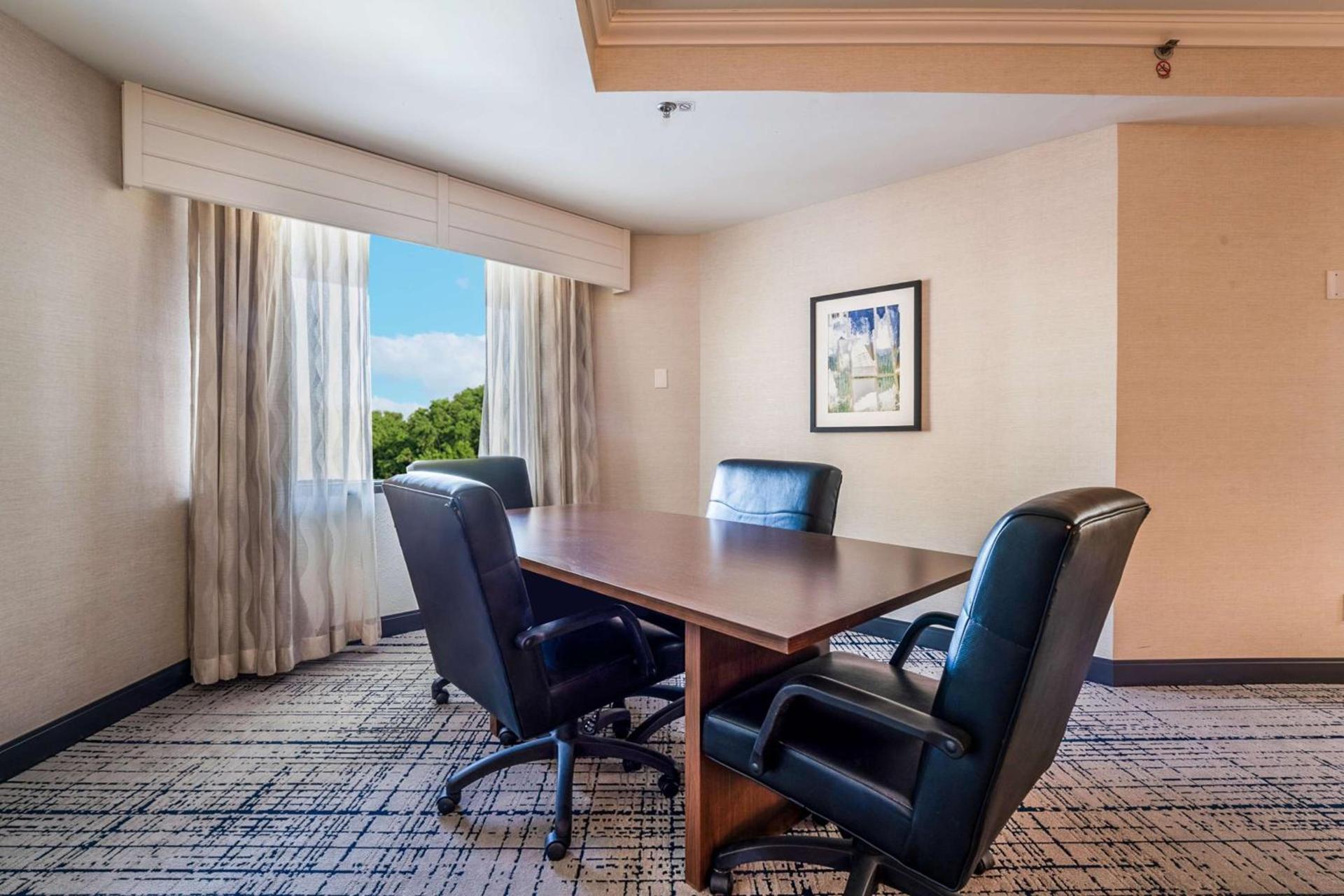 DoubleTree by Hilton South Charlotte Tyvola photo 12