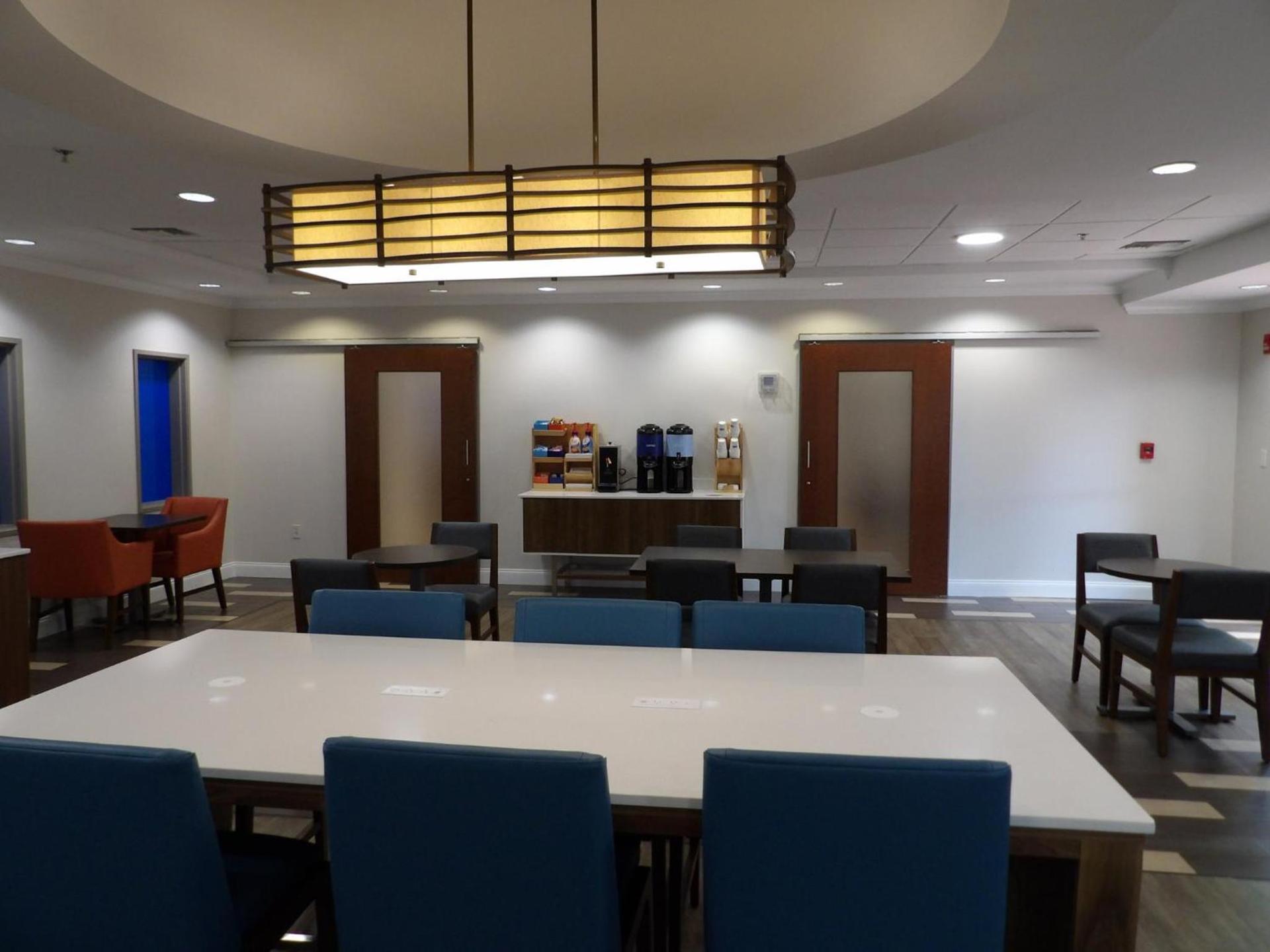 Holiday Inn Express & Suites - Huntsville Airport by IHG photo 13
