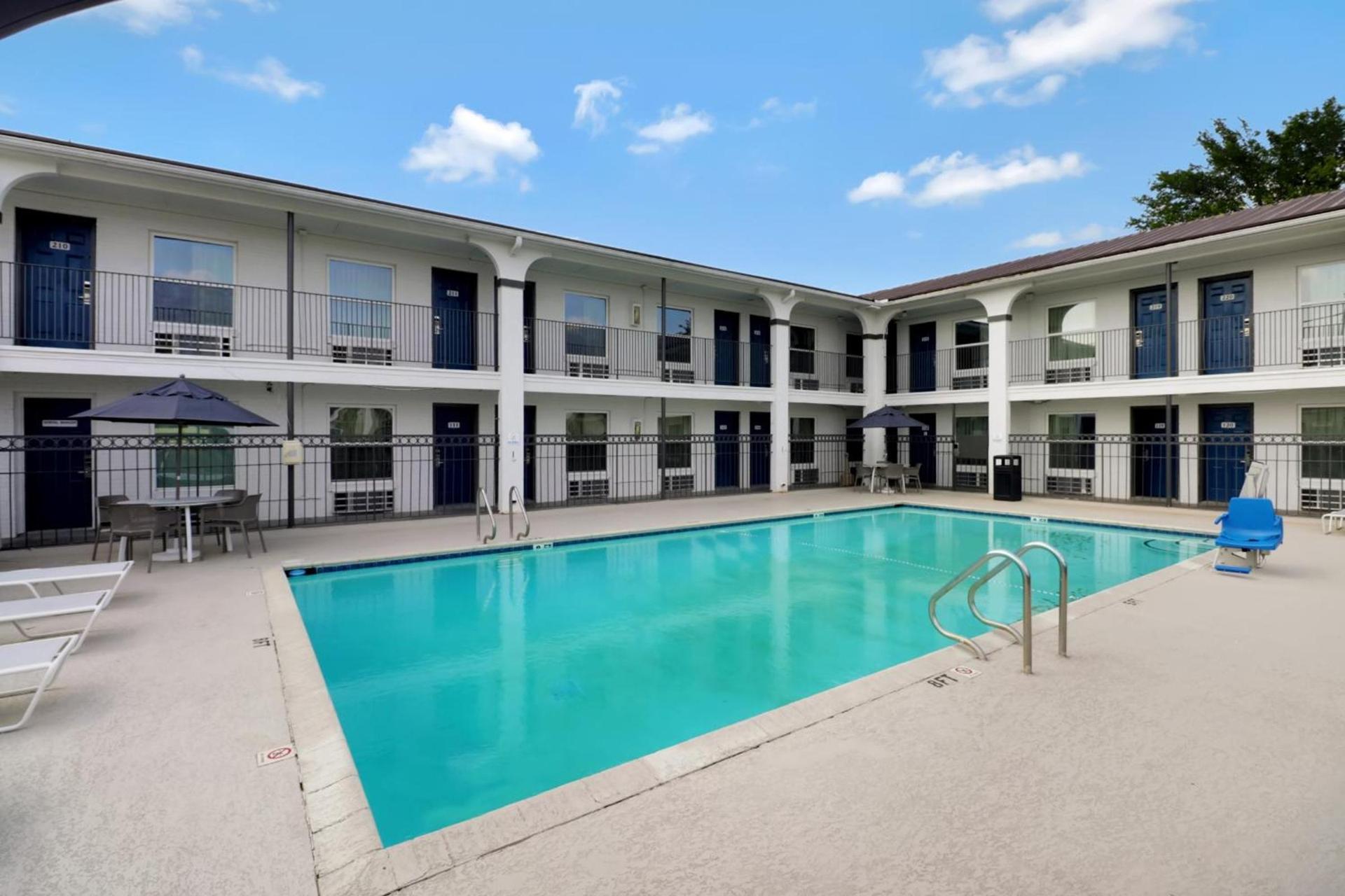 Motel 6-Bryan, TX - University Area photo 4