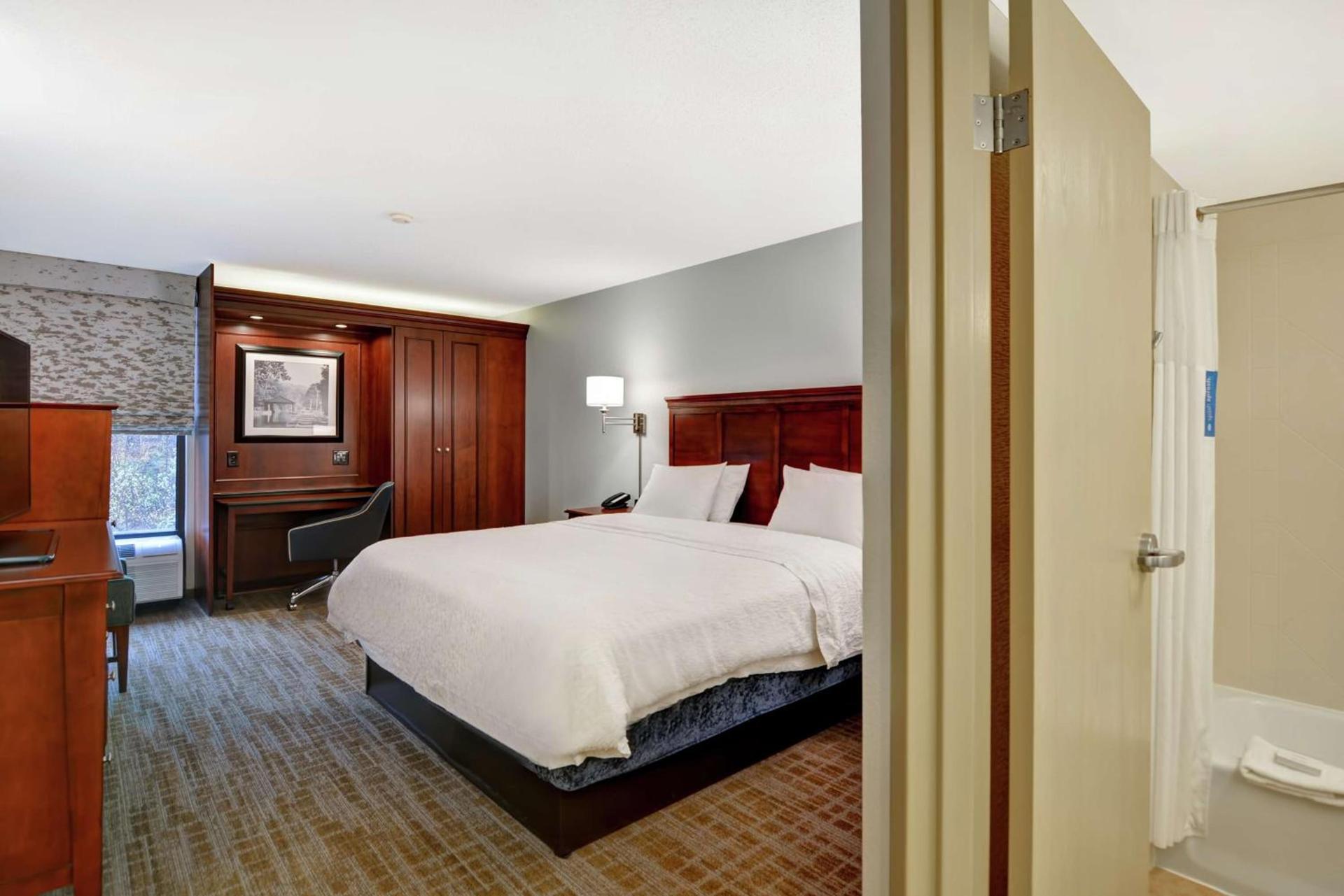 Hampton Inn Beckley photo 35