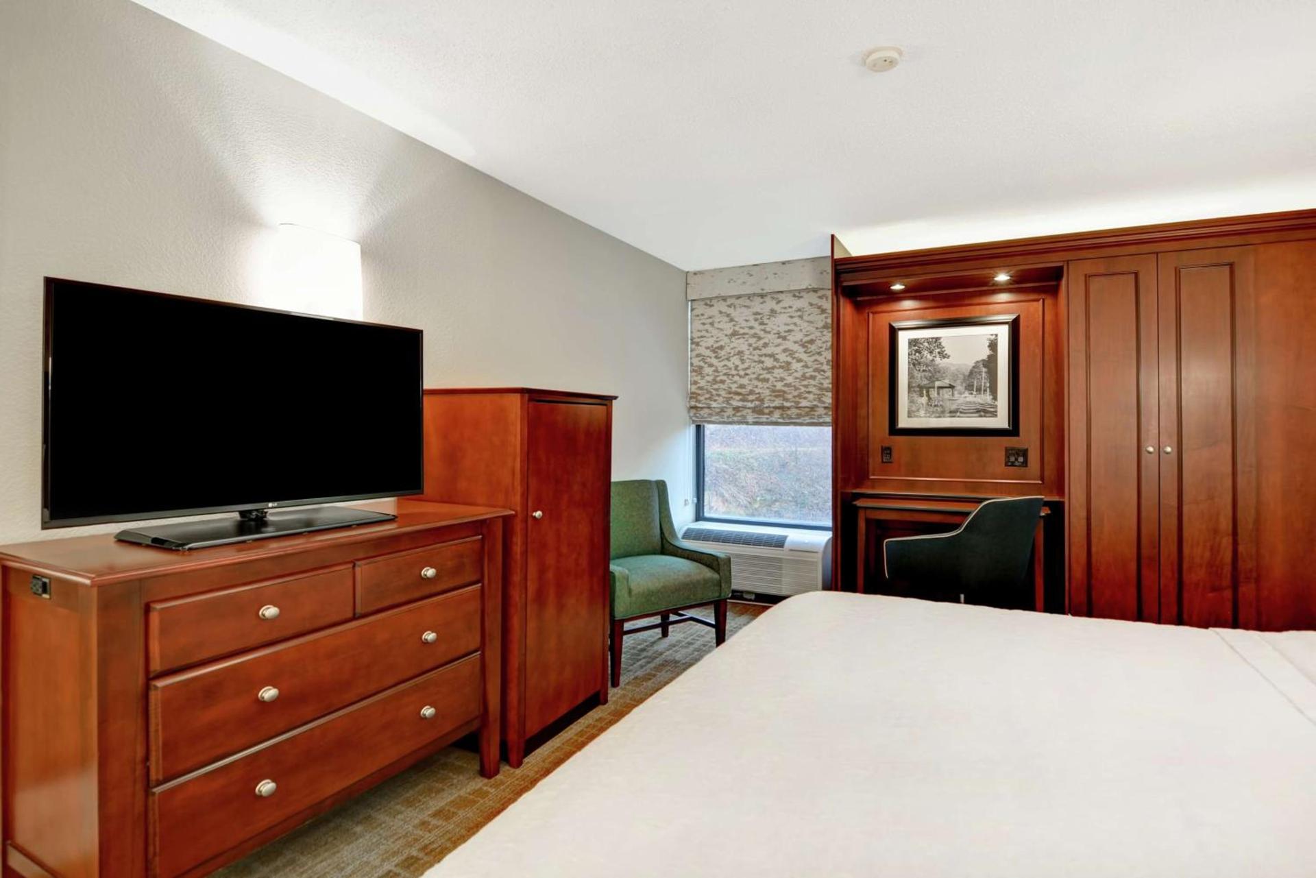 Hampton Inn Beckley photo 39
