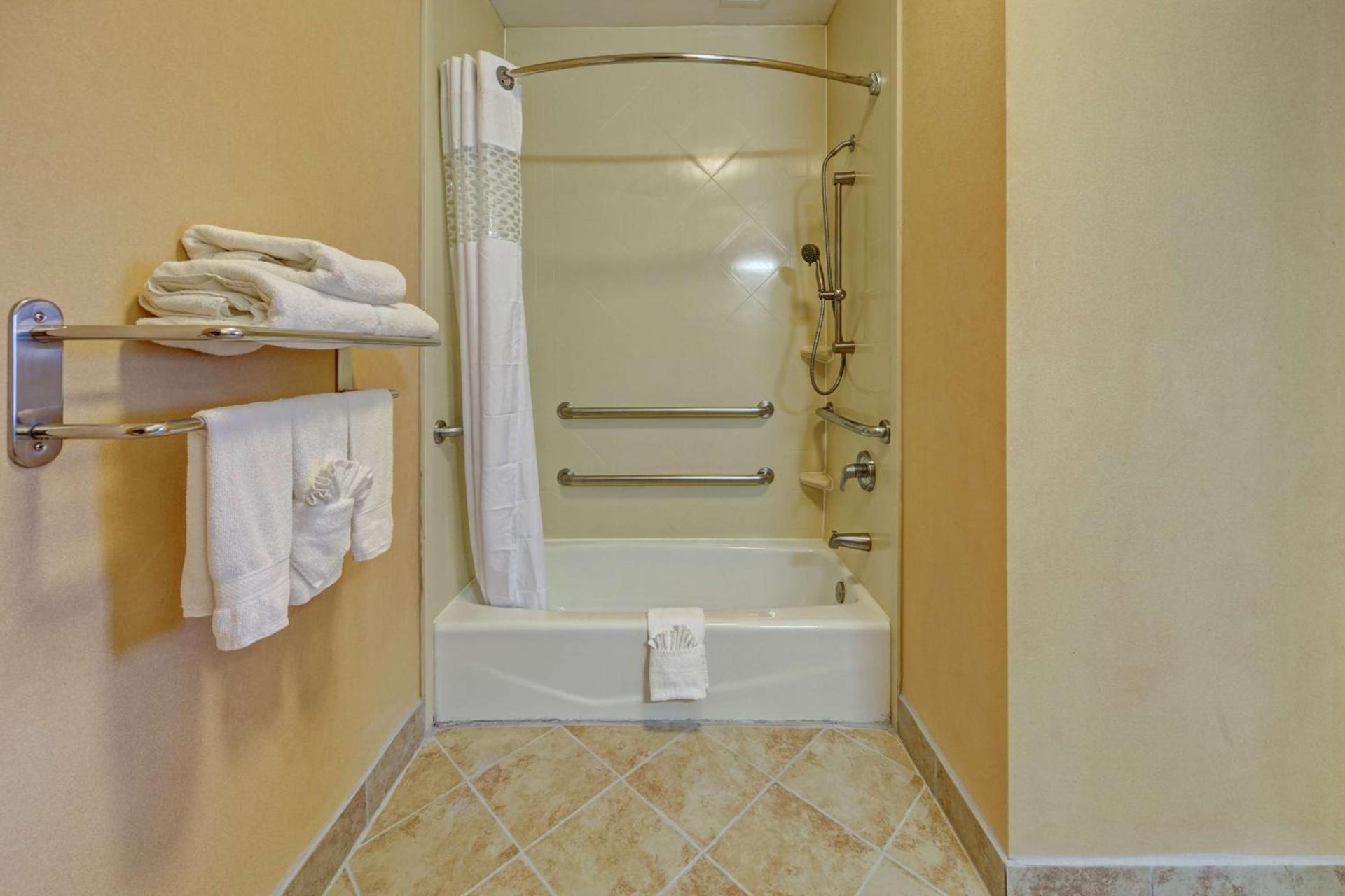 Hampton Inn & Suites Corsicana photo 16