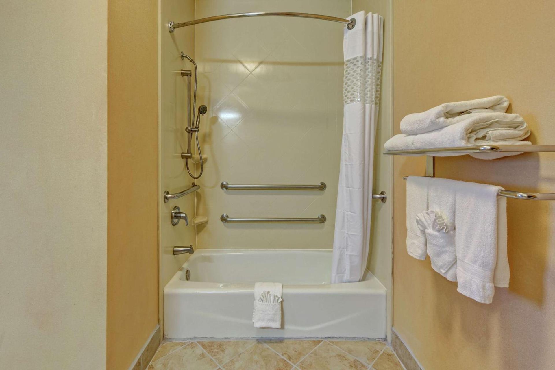 Hampton Inn & Suites Corsicana photo 24