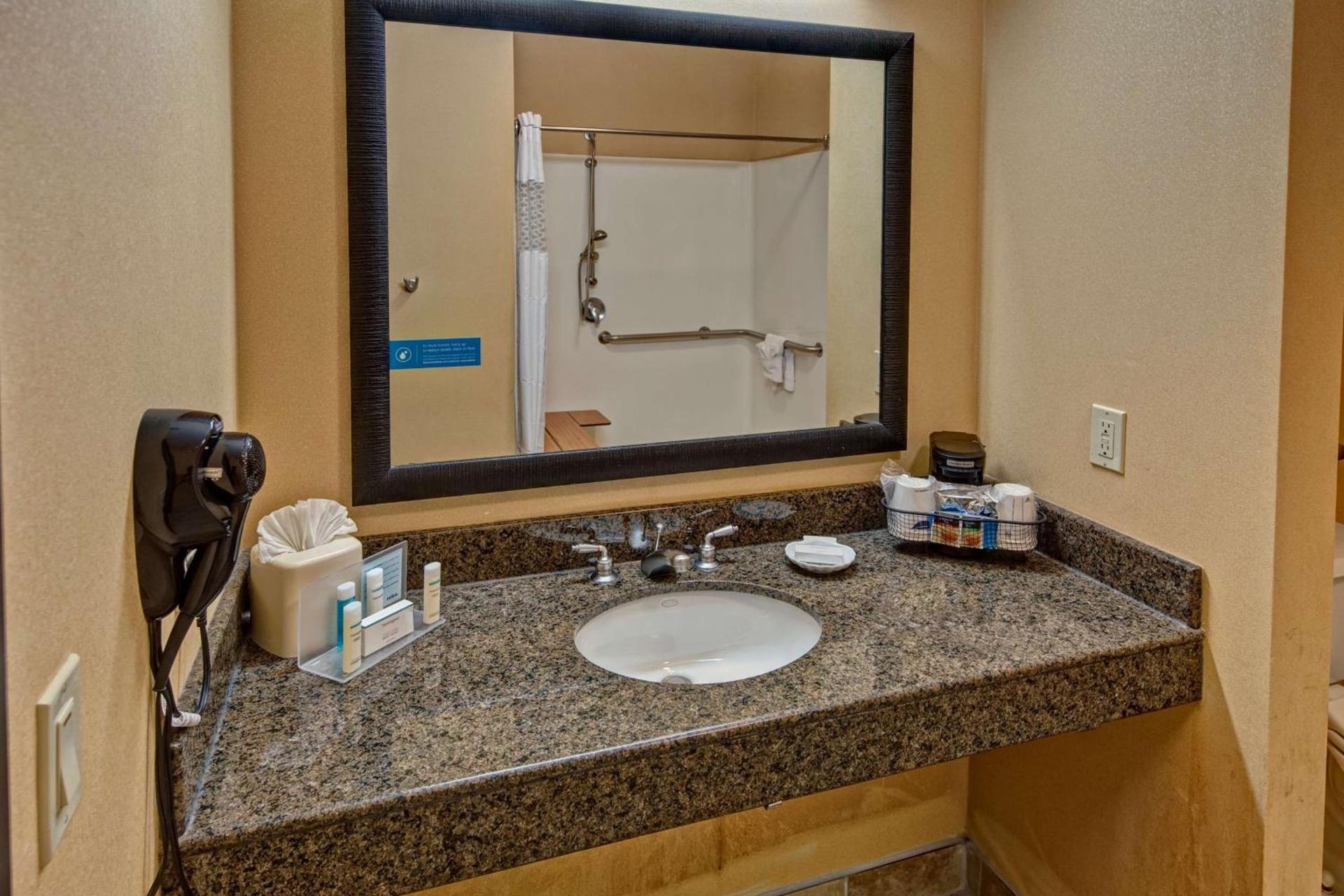 Hampton Inn & Suites Corsicana photo 32