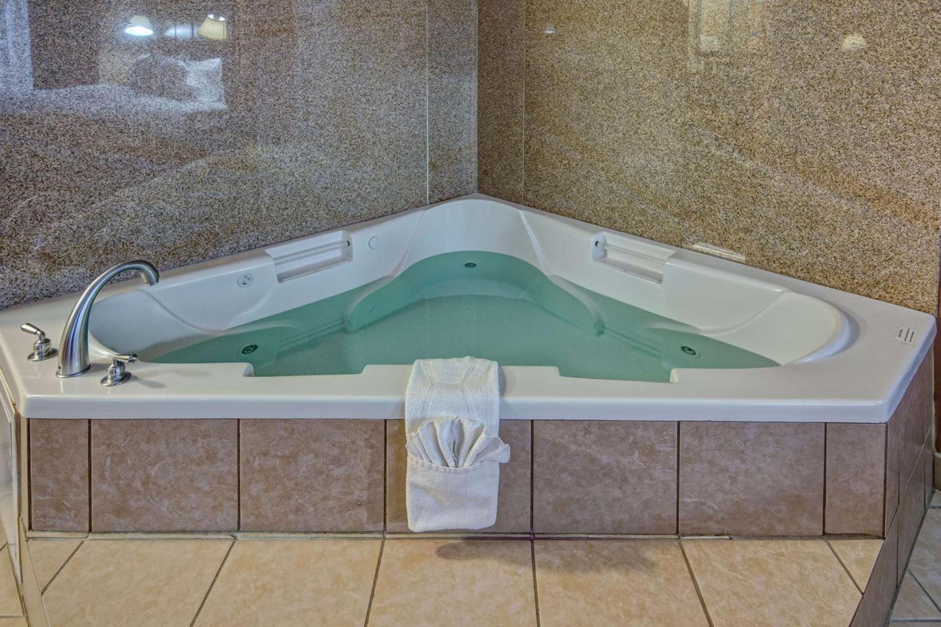Hampton Inn & Suites Corsicana photo 33