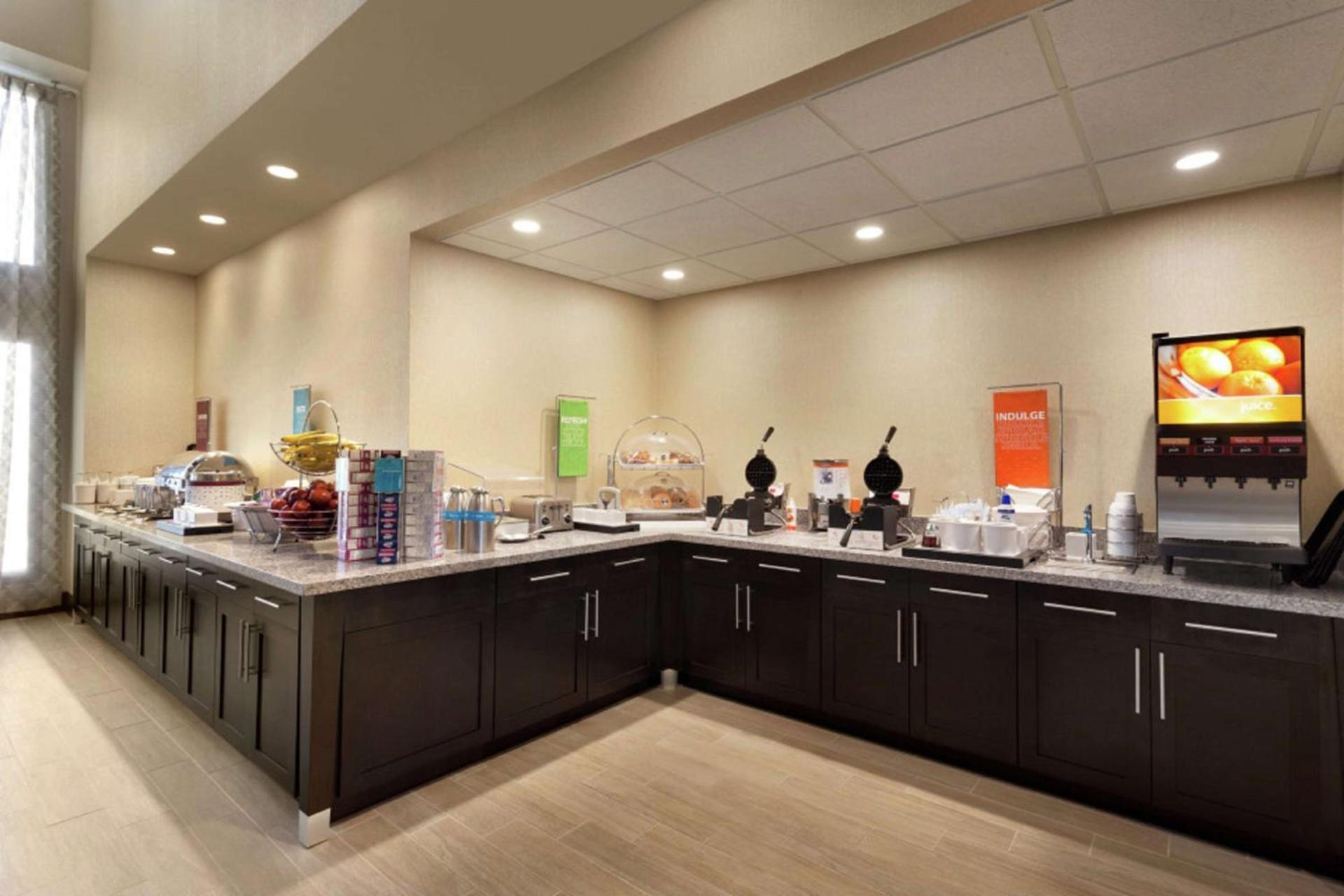 Hampton Inn and Suites Springdale photo 9