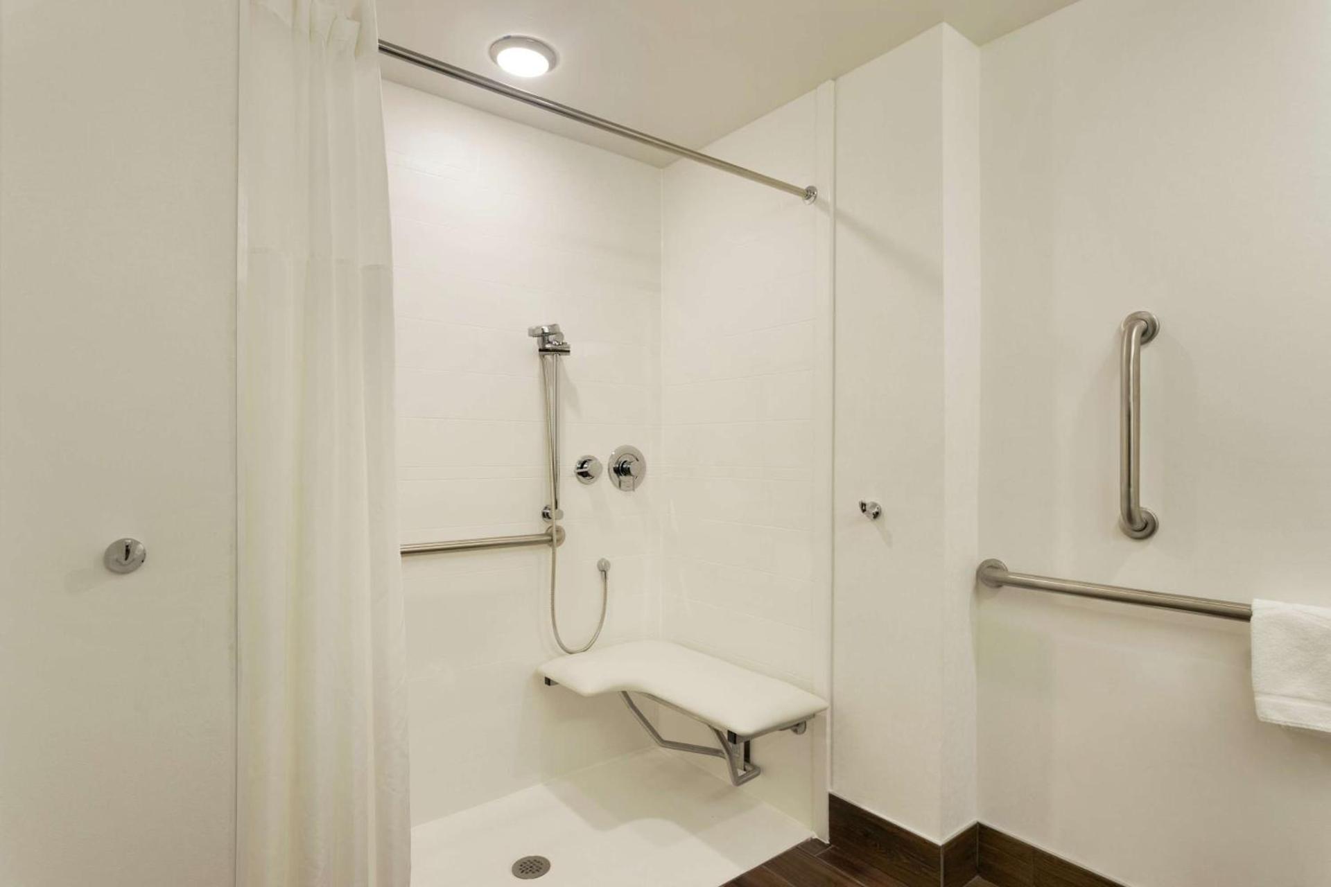 Hampton Inn and Suites Springdale photo 11