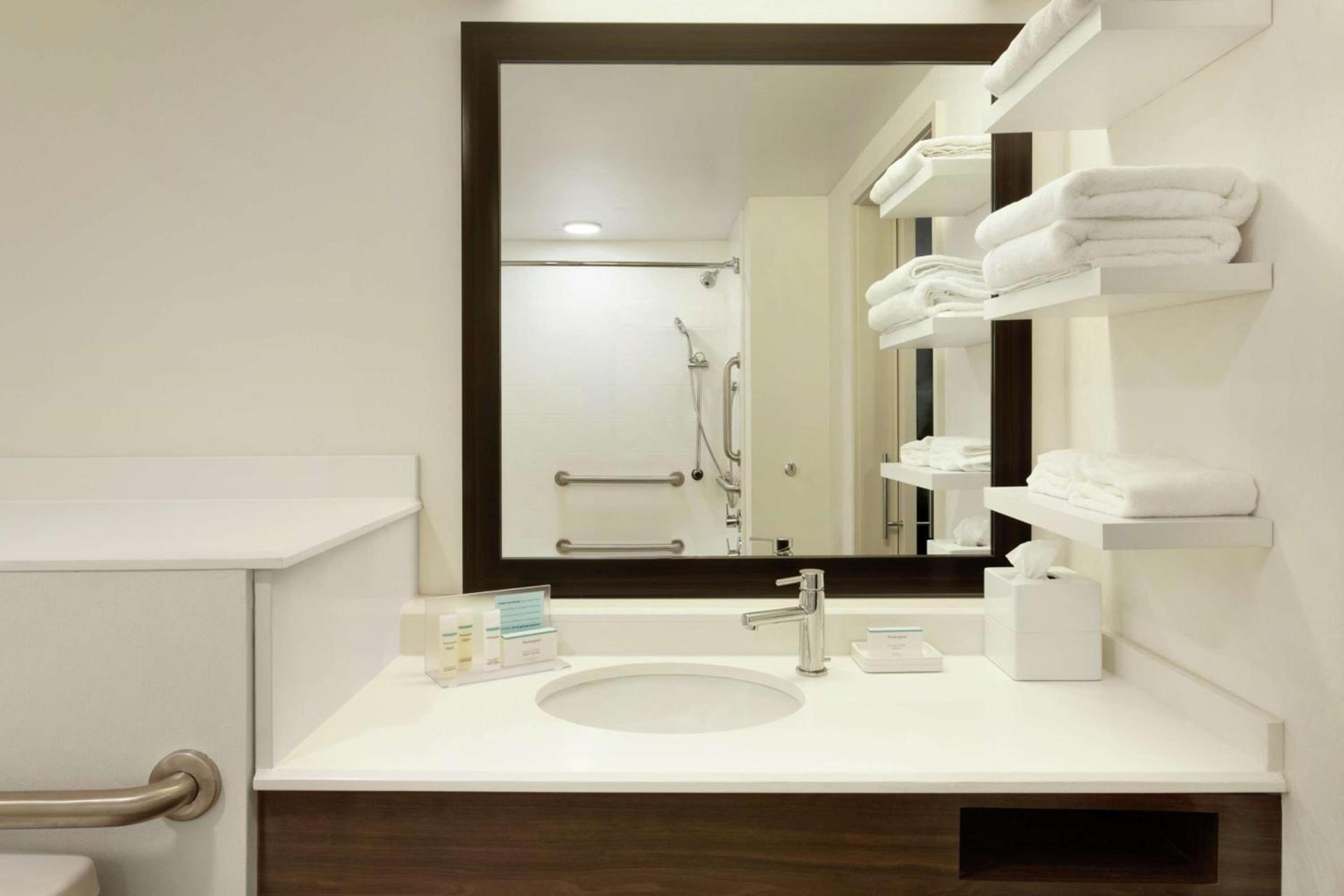 Hampton Inn and Suites Springdale photo 14