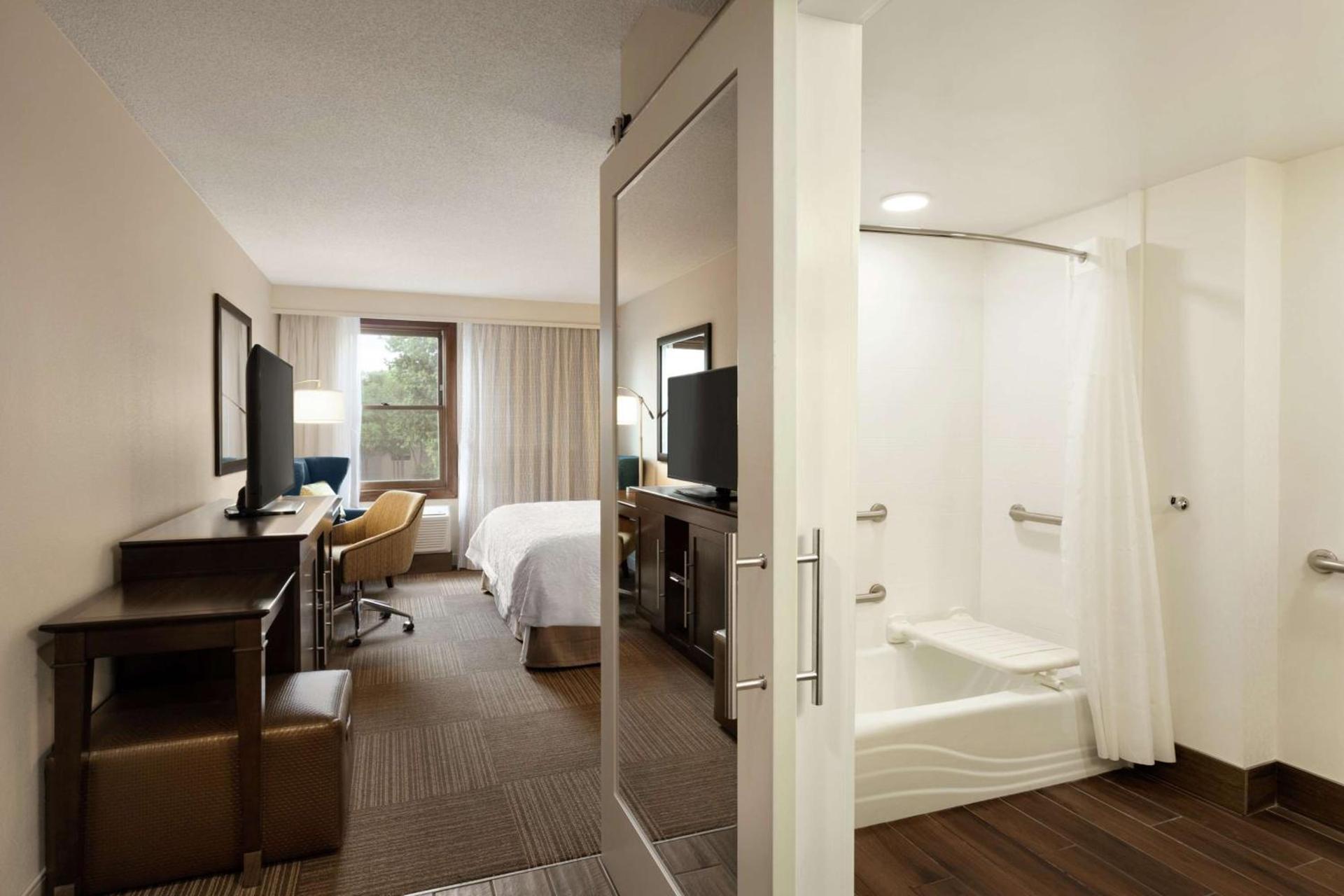 Hampton Inn and Suites Springdale photo 23