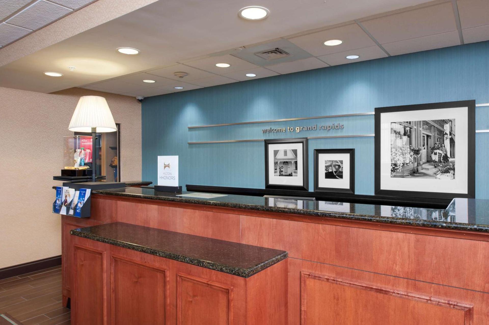 Hampton Inn & Suites Grand Rapids-Airport 28th St photo 2