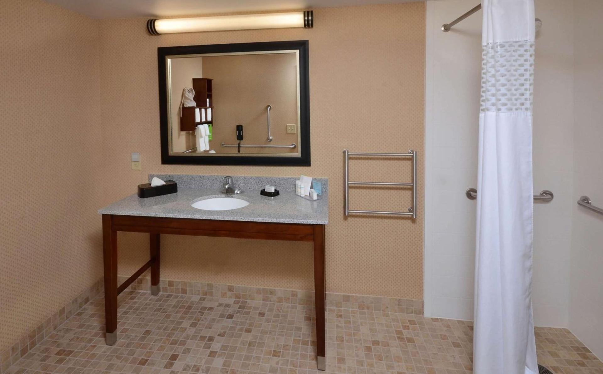 Hampton Inn and Suites Lynchburg photo 19