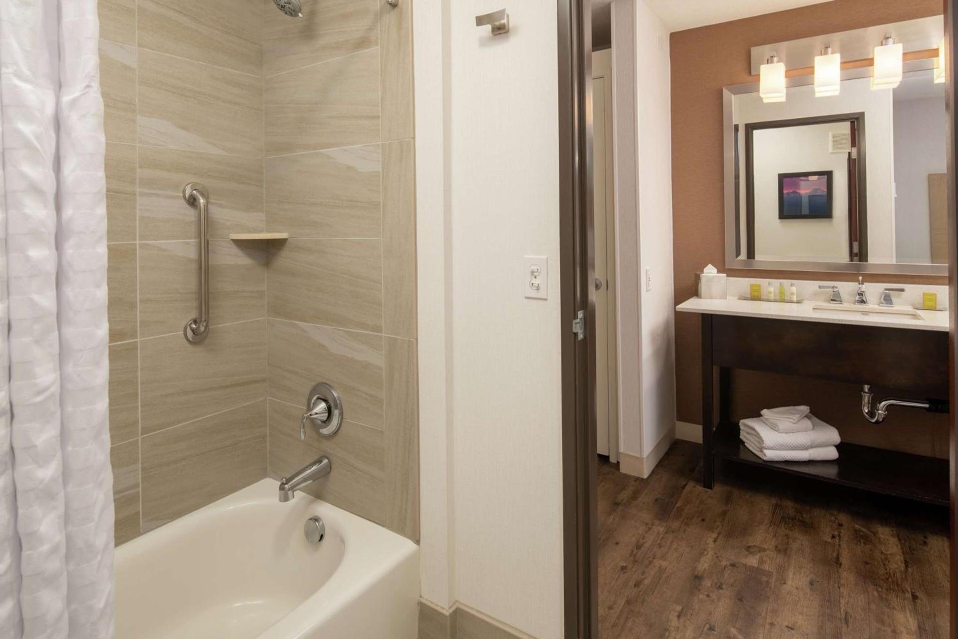 DoubleTree by Hilton Portland Tigard photo 14