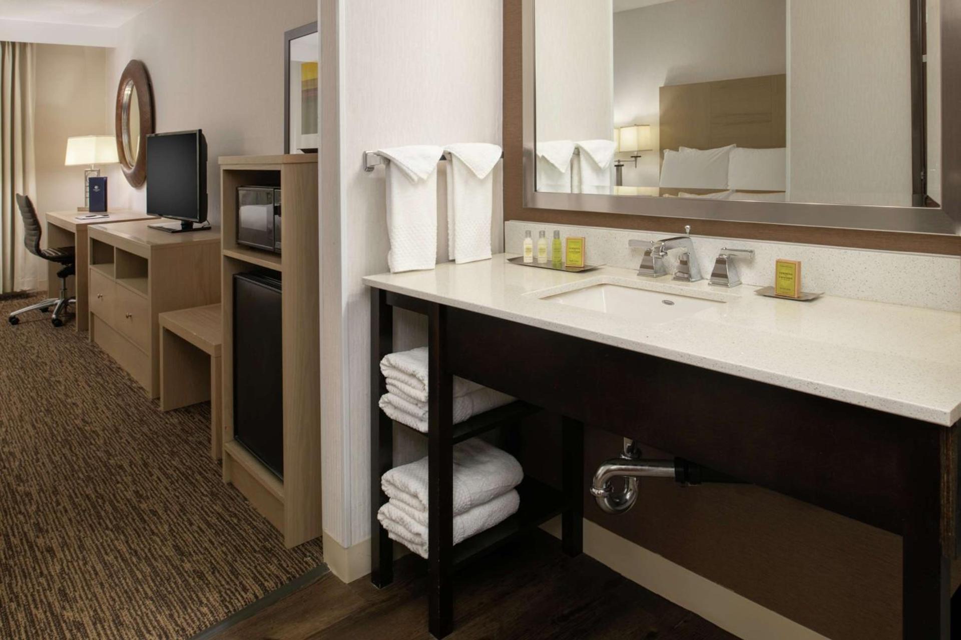 DoubleTree by Hilton Portland Tigard photo 13