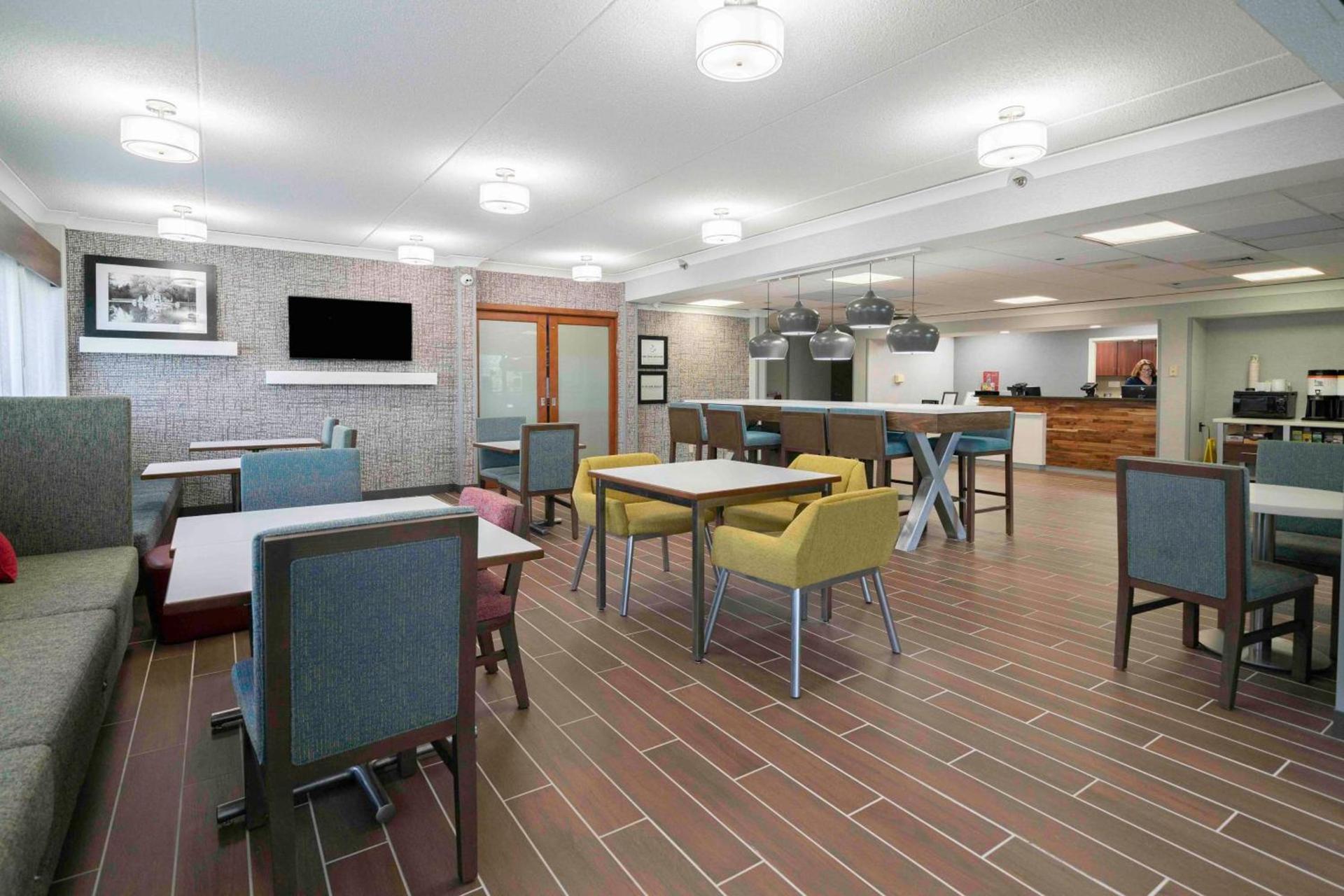 Hampton Inn St. Louis - Westport photo 8