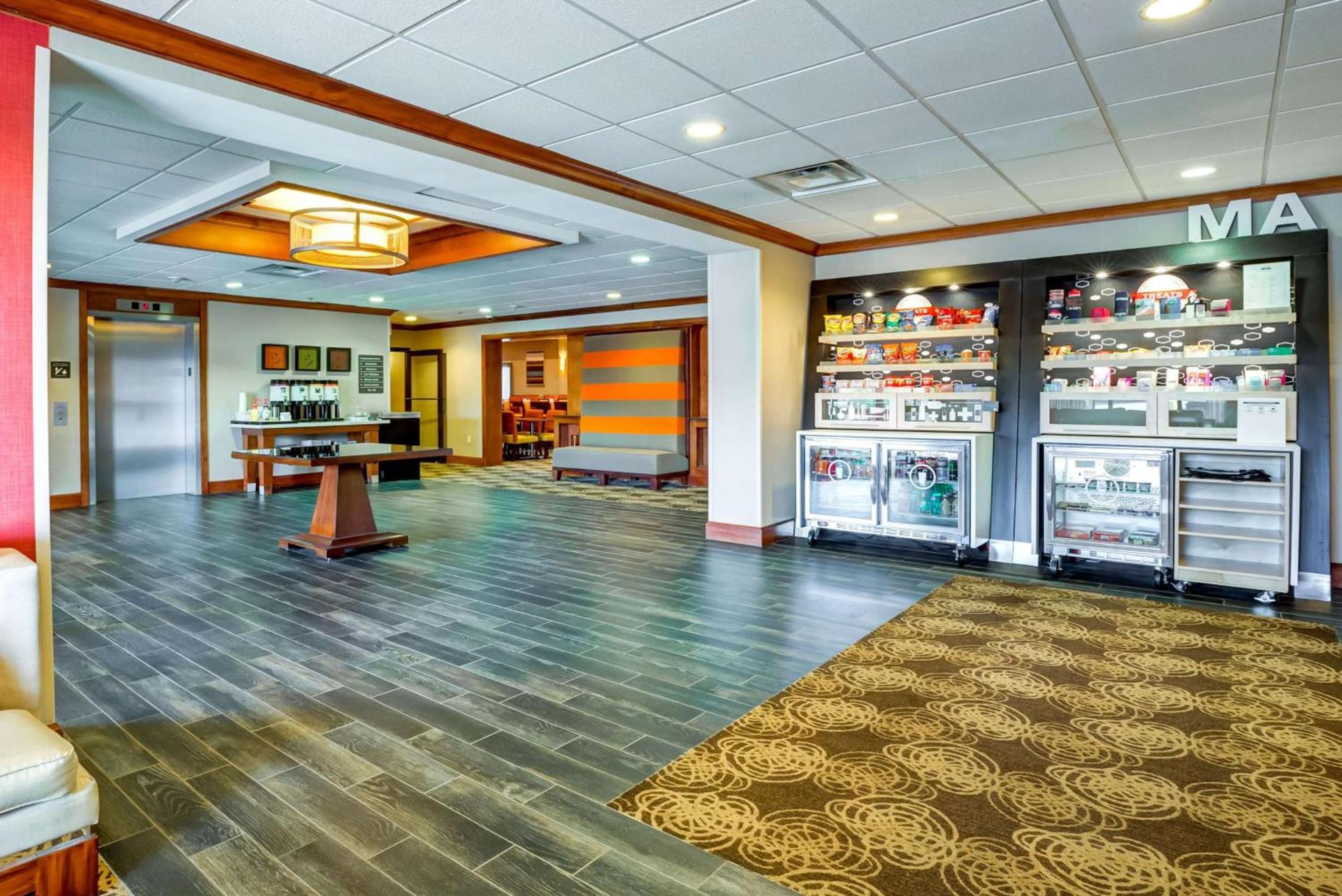 Hampton Inn Boston-Norwood photo 5