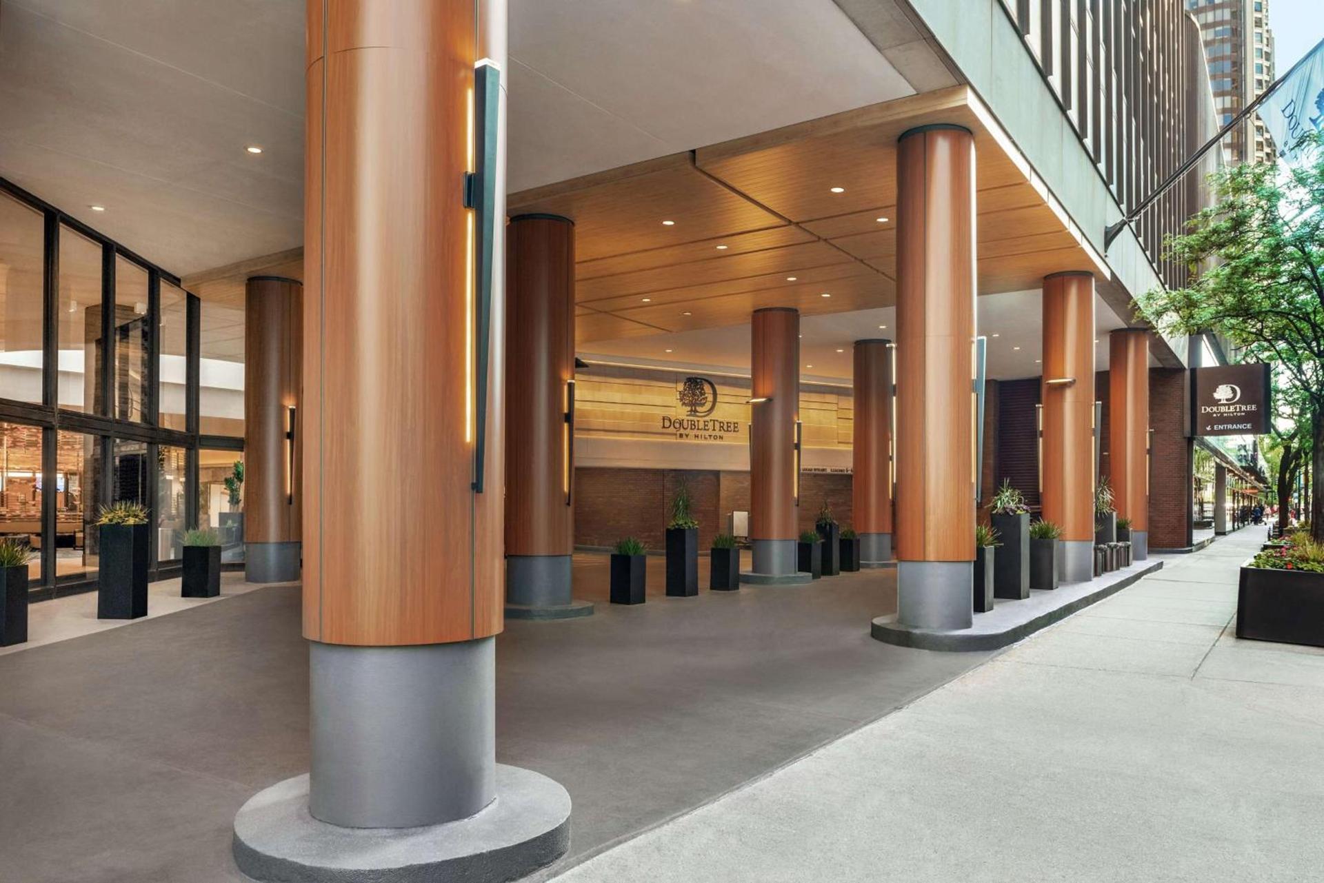 DoubleTree by Hilton Chicago Magnificent Mile photo 1