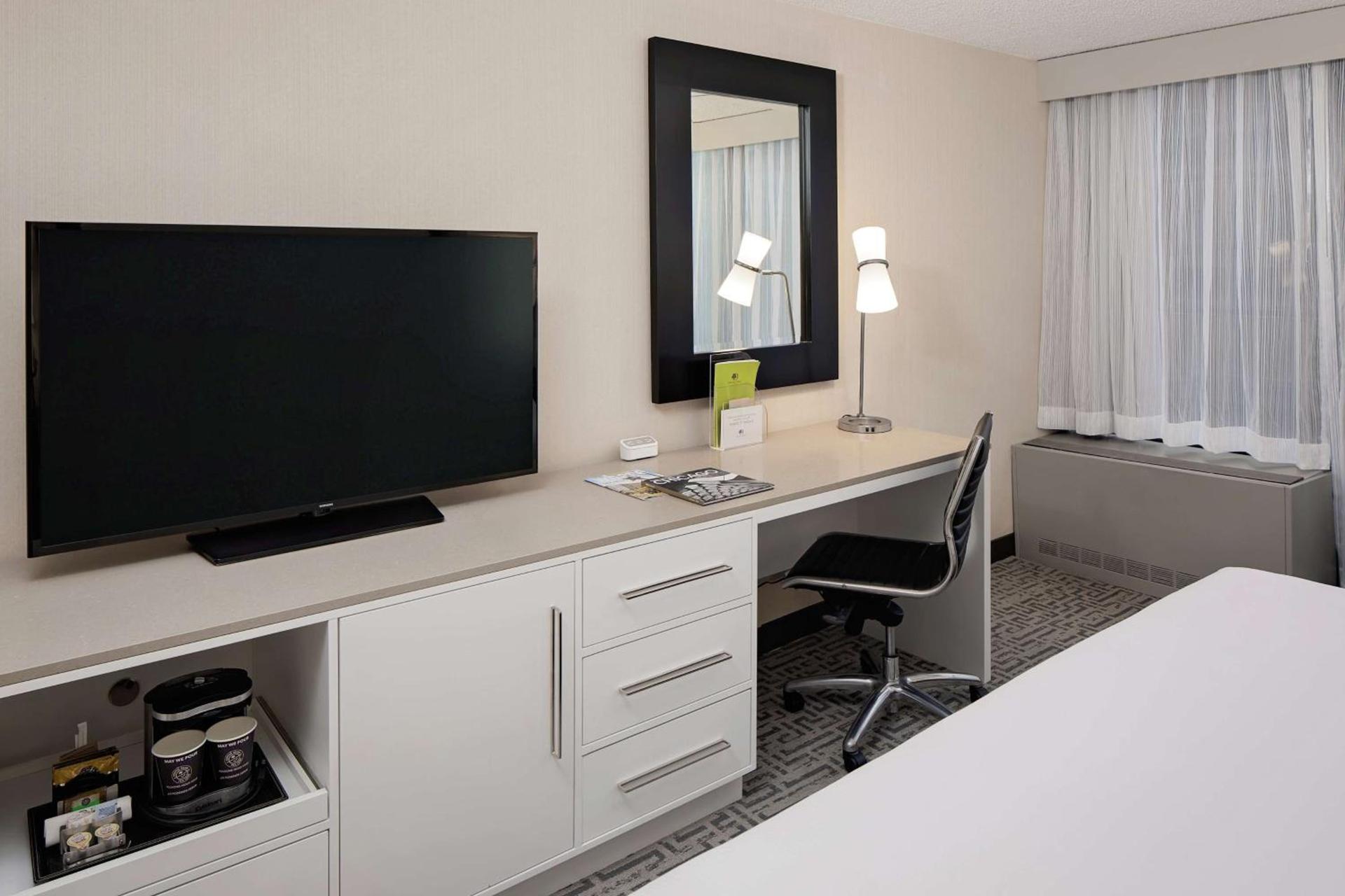 DoubleTree by Hilton Chicago Magnificent Mile photo 43