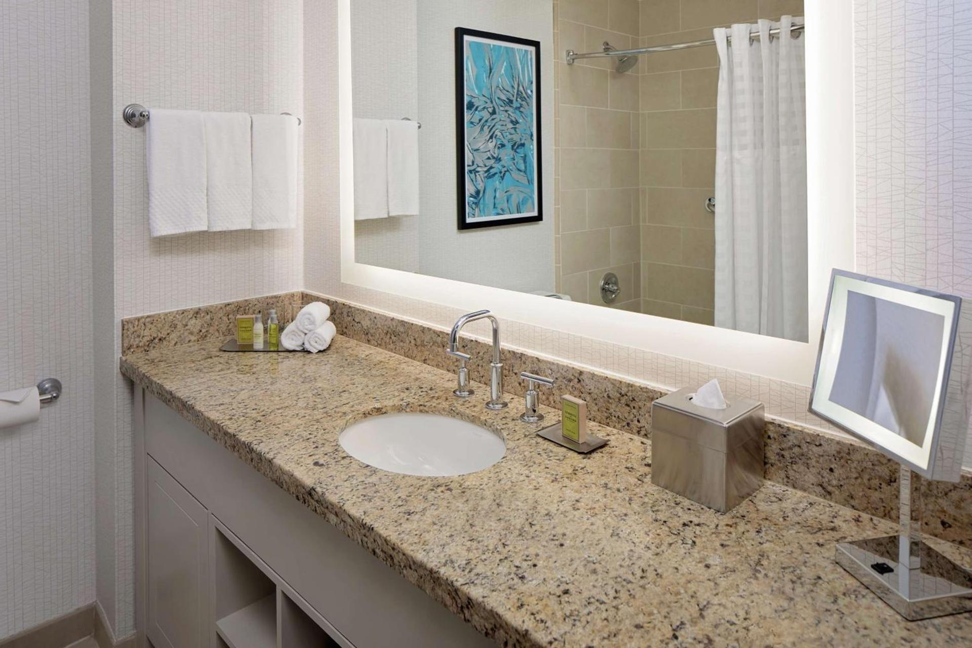 DoubleTree by Hilton Chicago Magnificent Mile photo 47