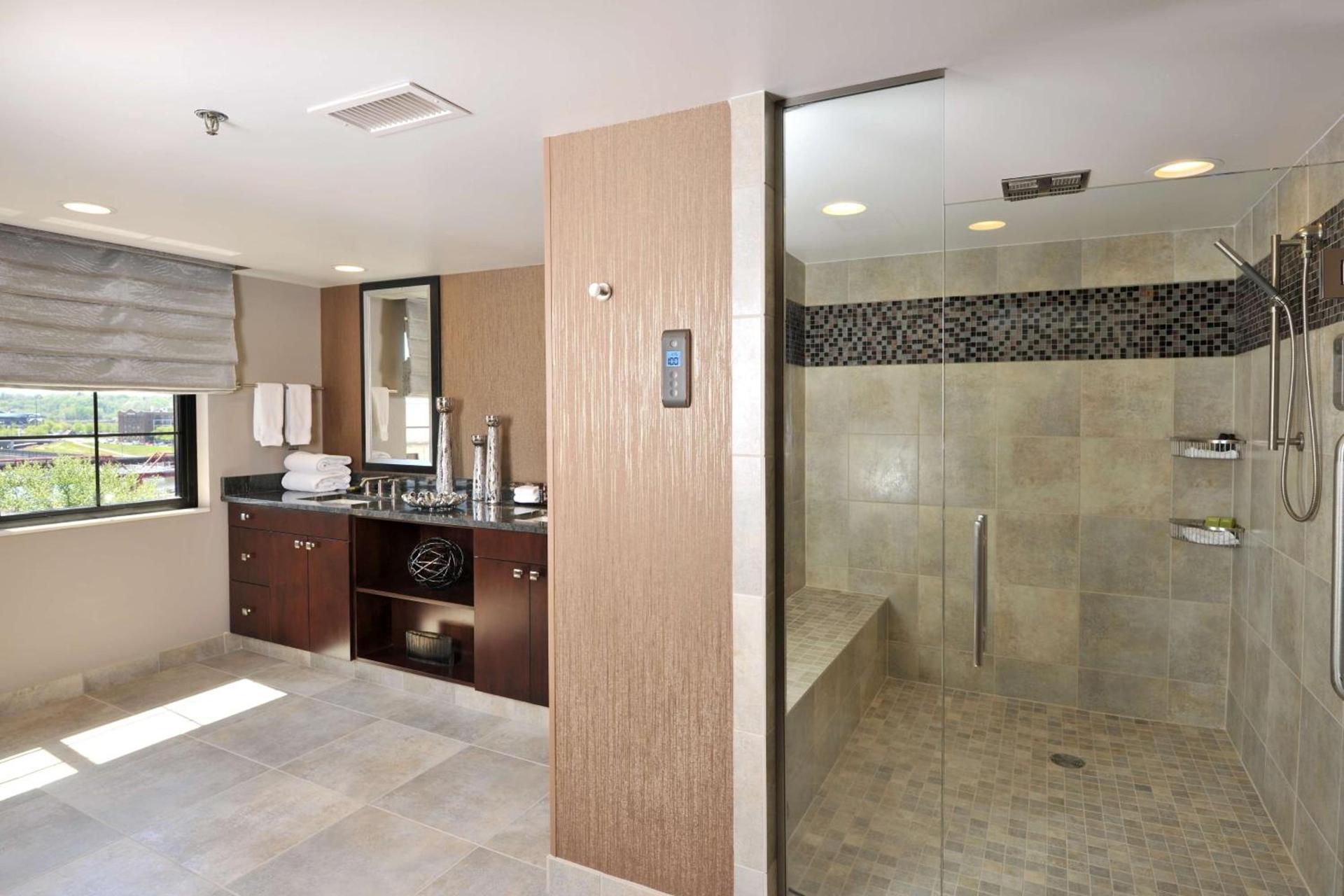 Embassy Suites Des Moines Downtown photo 46