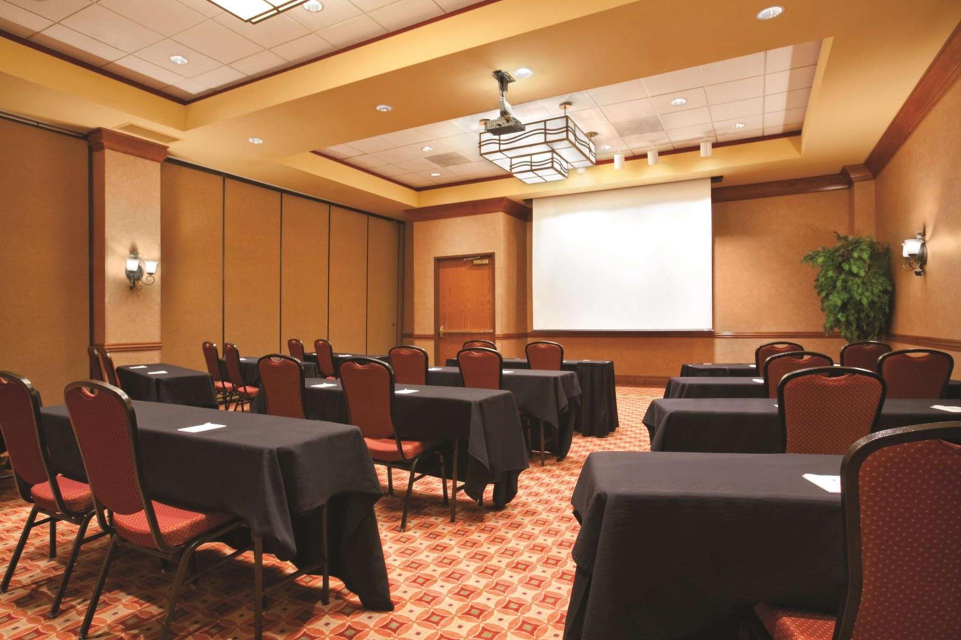Embassy Suites by Hilton at Hot Springs Convention Center photo 59