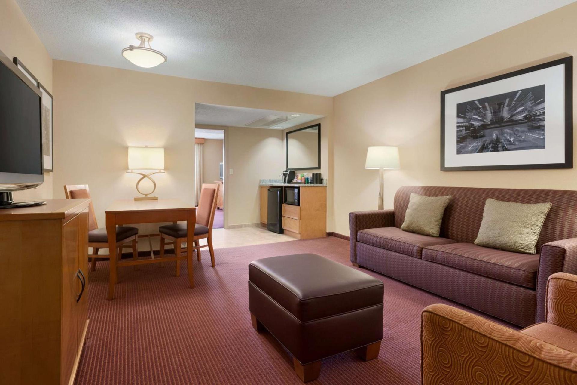 Embassy Suites by Hilton Kansas City International Airport photo 42