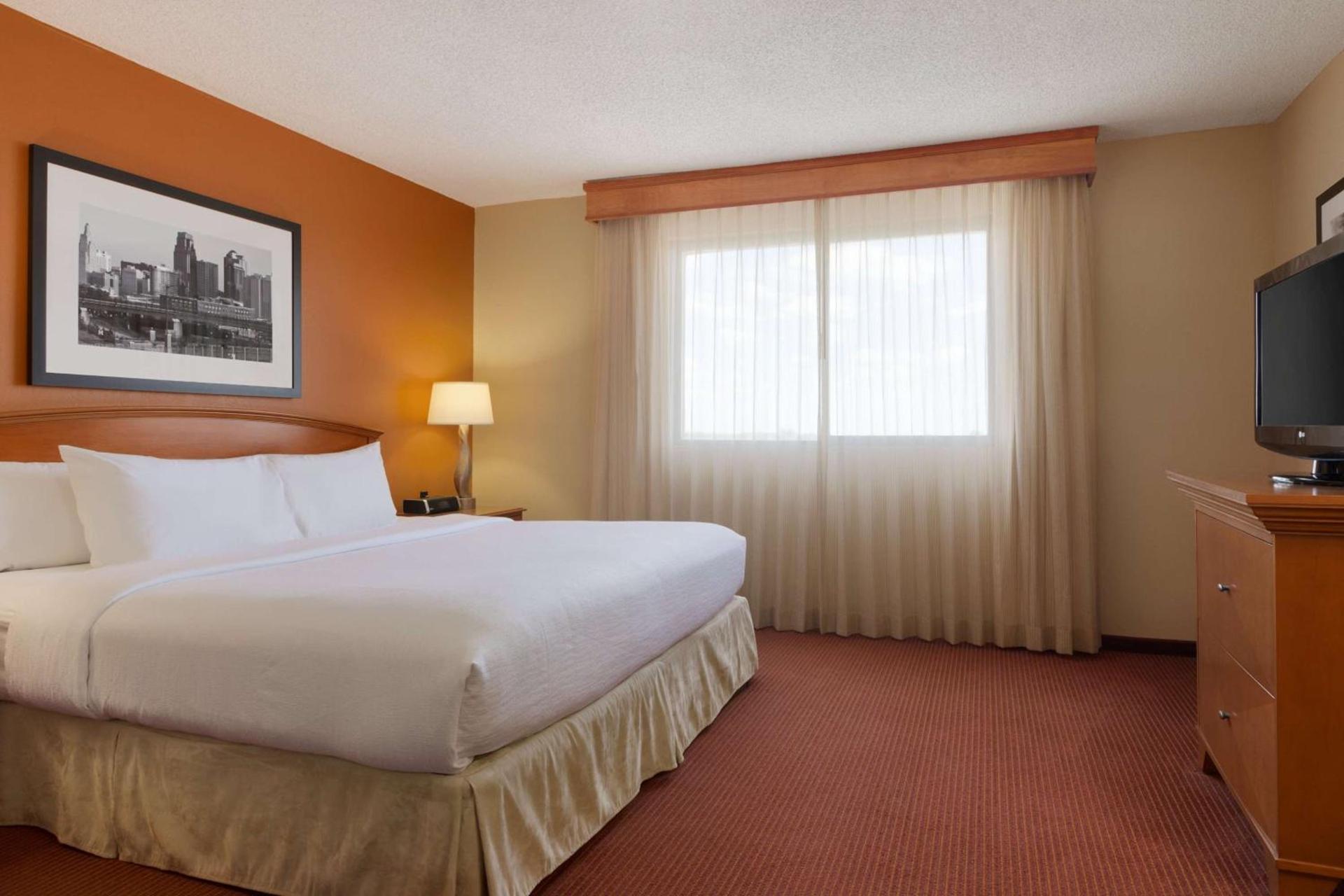 Embassy Suites by Hilton Kansas City International Airport photo 43