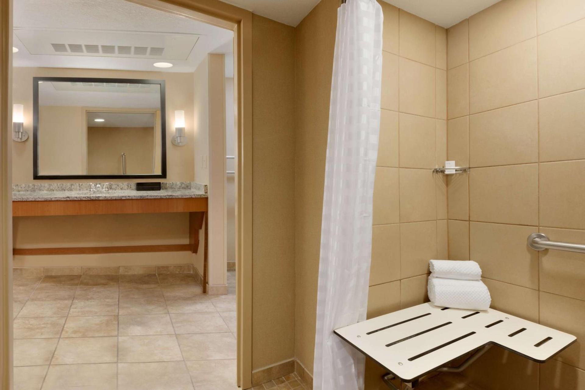 Embassy Suites by Hilton Kansas City International Airport photo 44