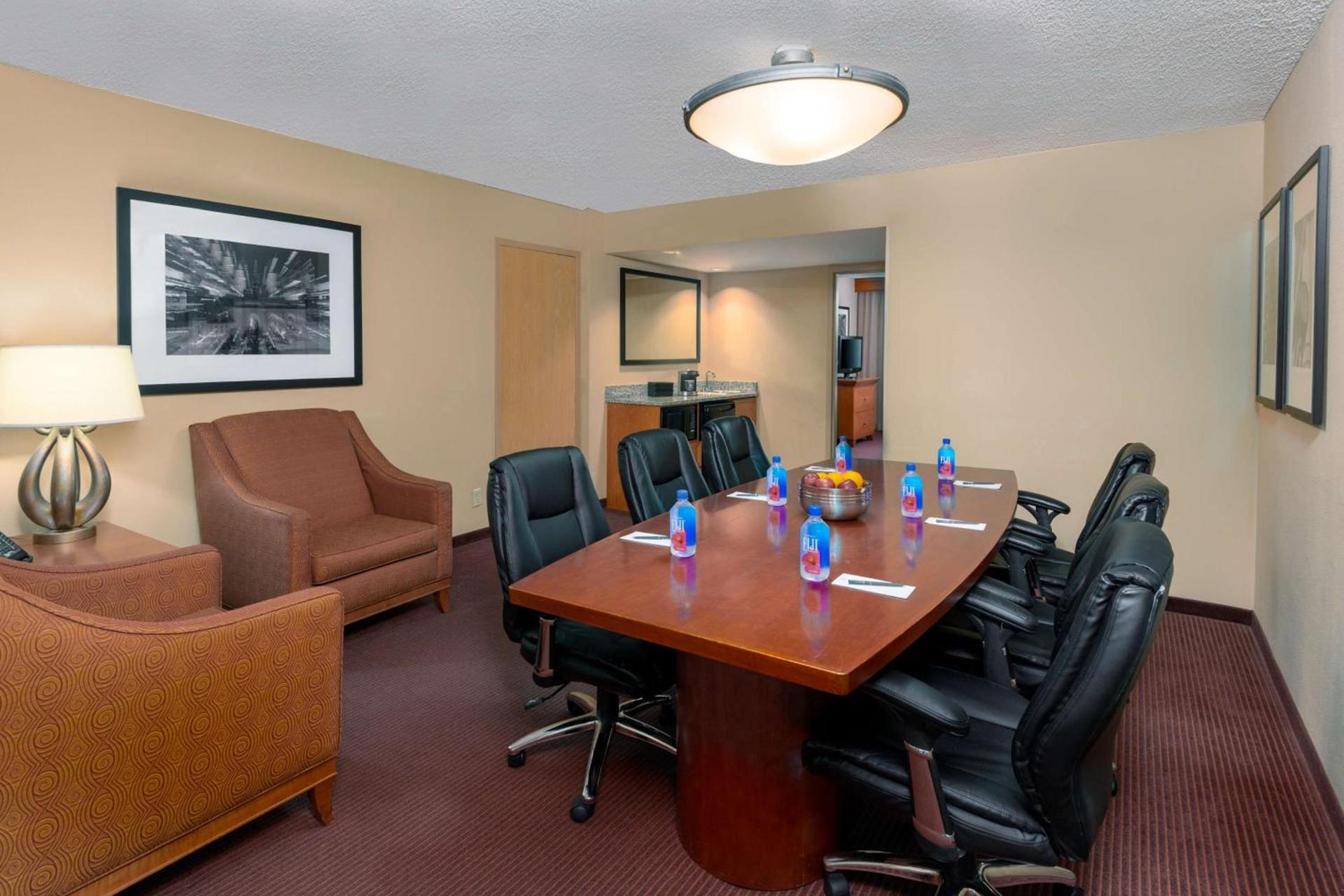 Embassy Suites by Hilton Kansas City International Airport photo 58