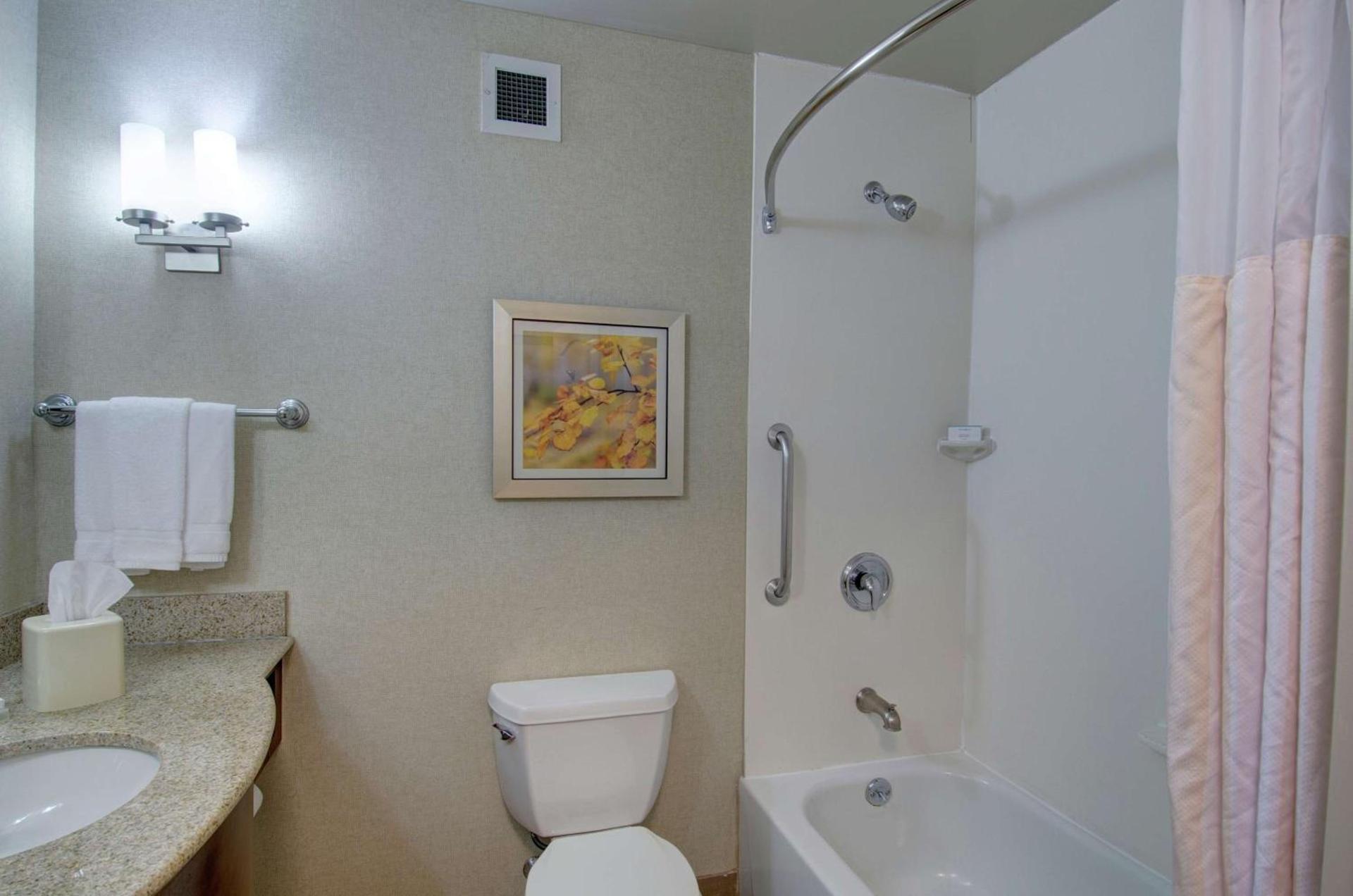 Hilton Garden Inn Norwalk photo 41