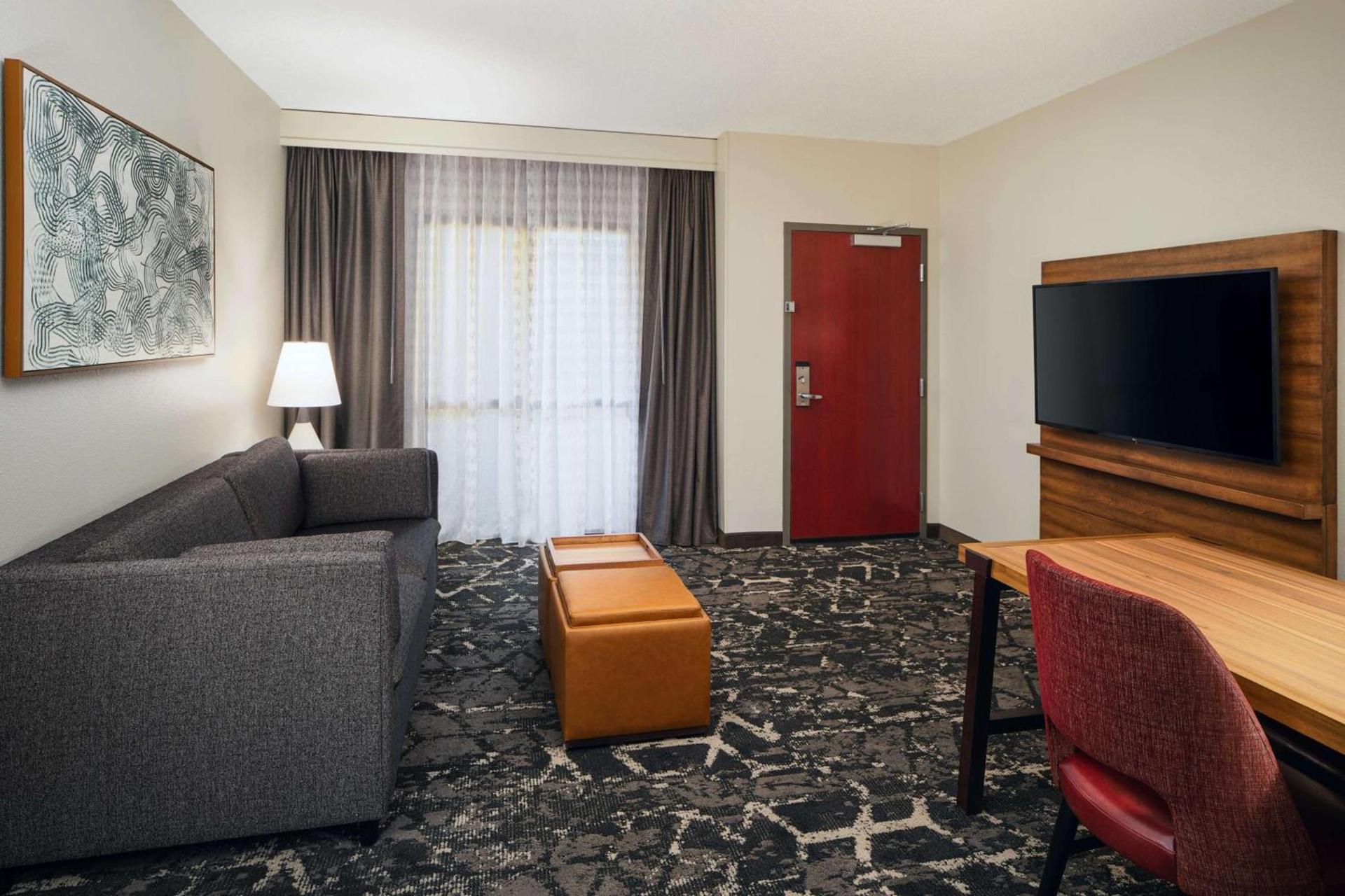 Embassy Suites by Hilton Hampton Convention Center photo 13