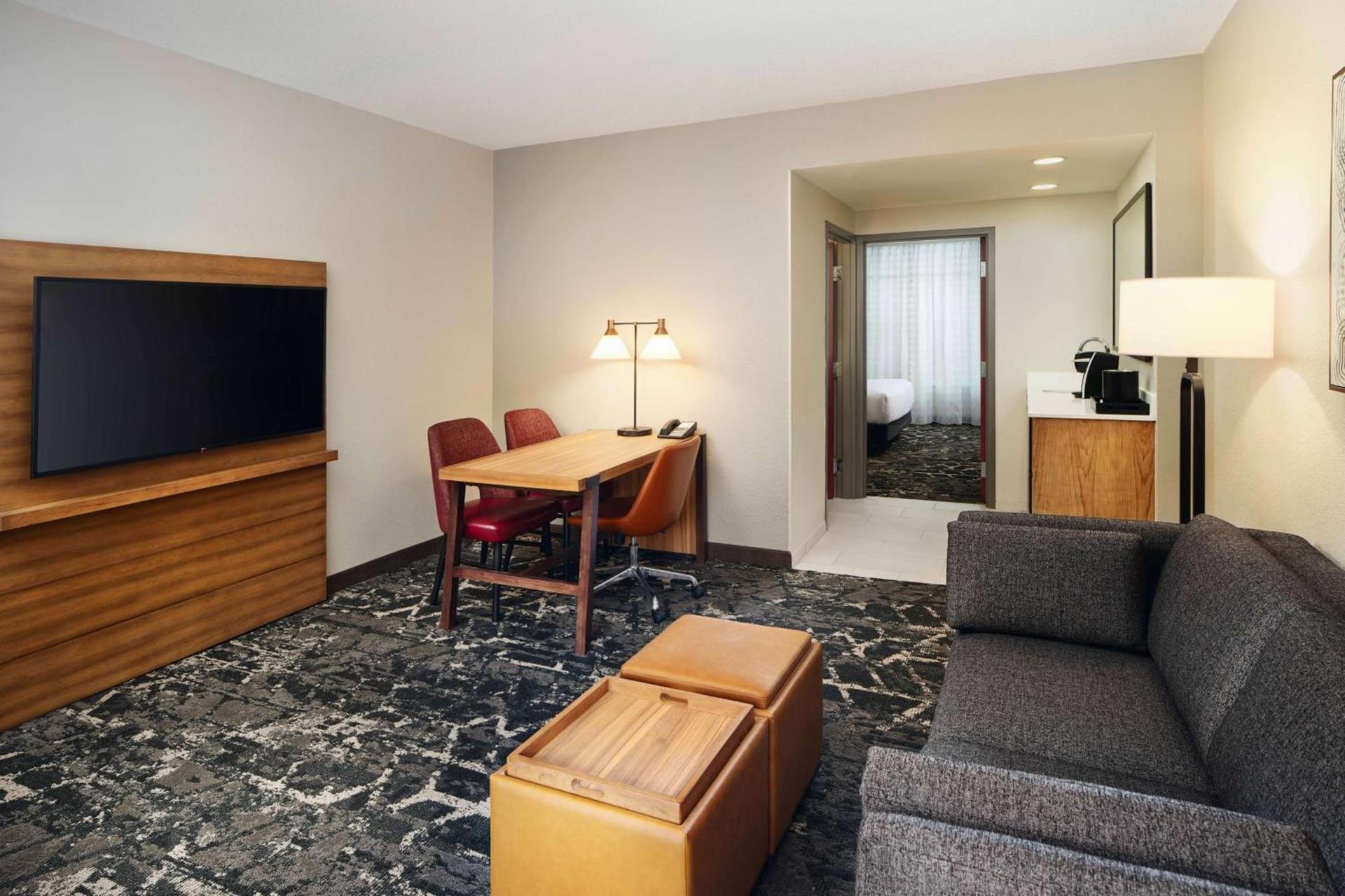Embassy Suites by Hilton Hampton Convention Center photo 16