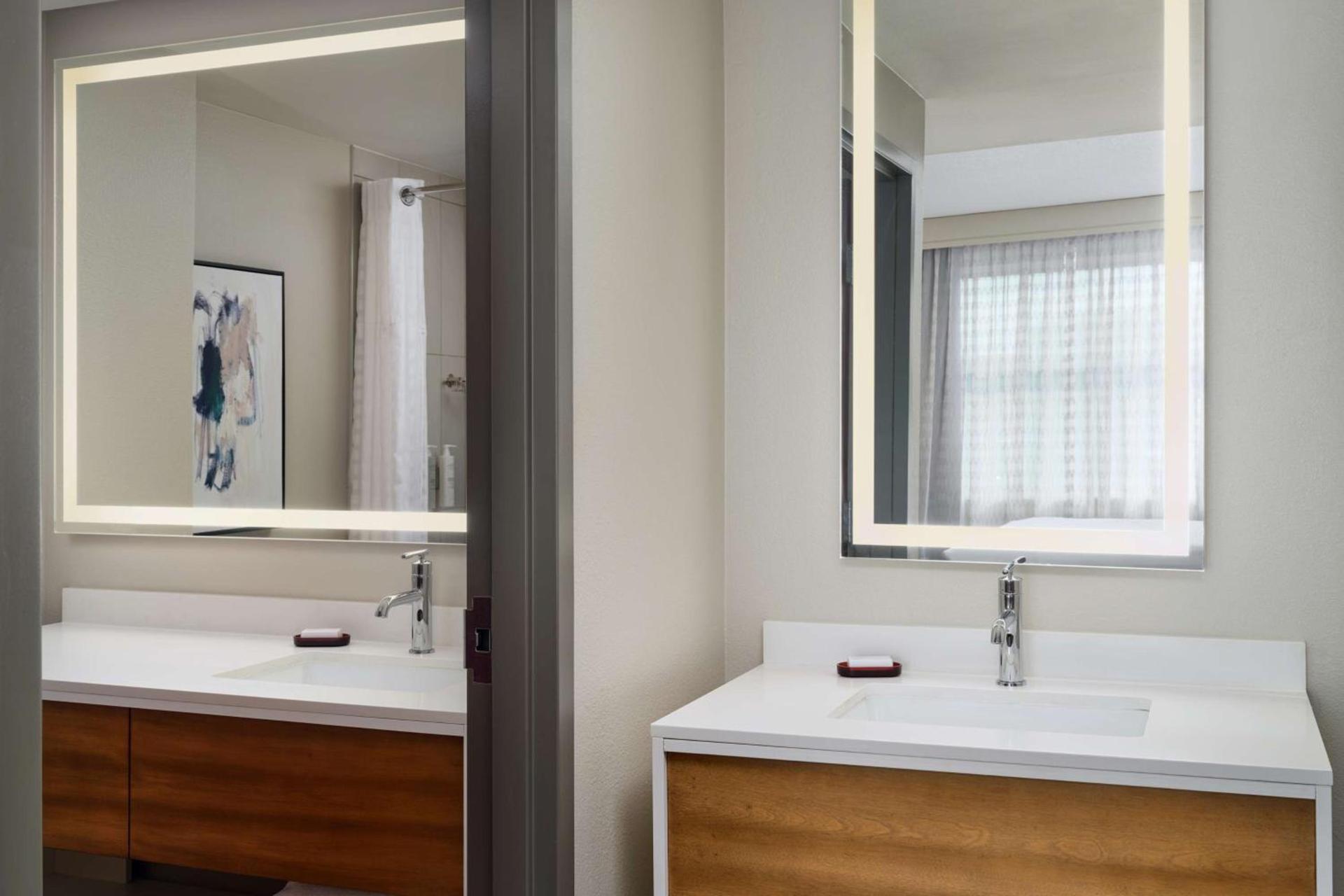 Embassy Suites by Hilton Hampton Convention Center photo 17