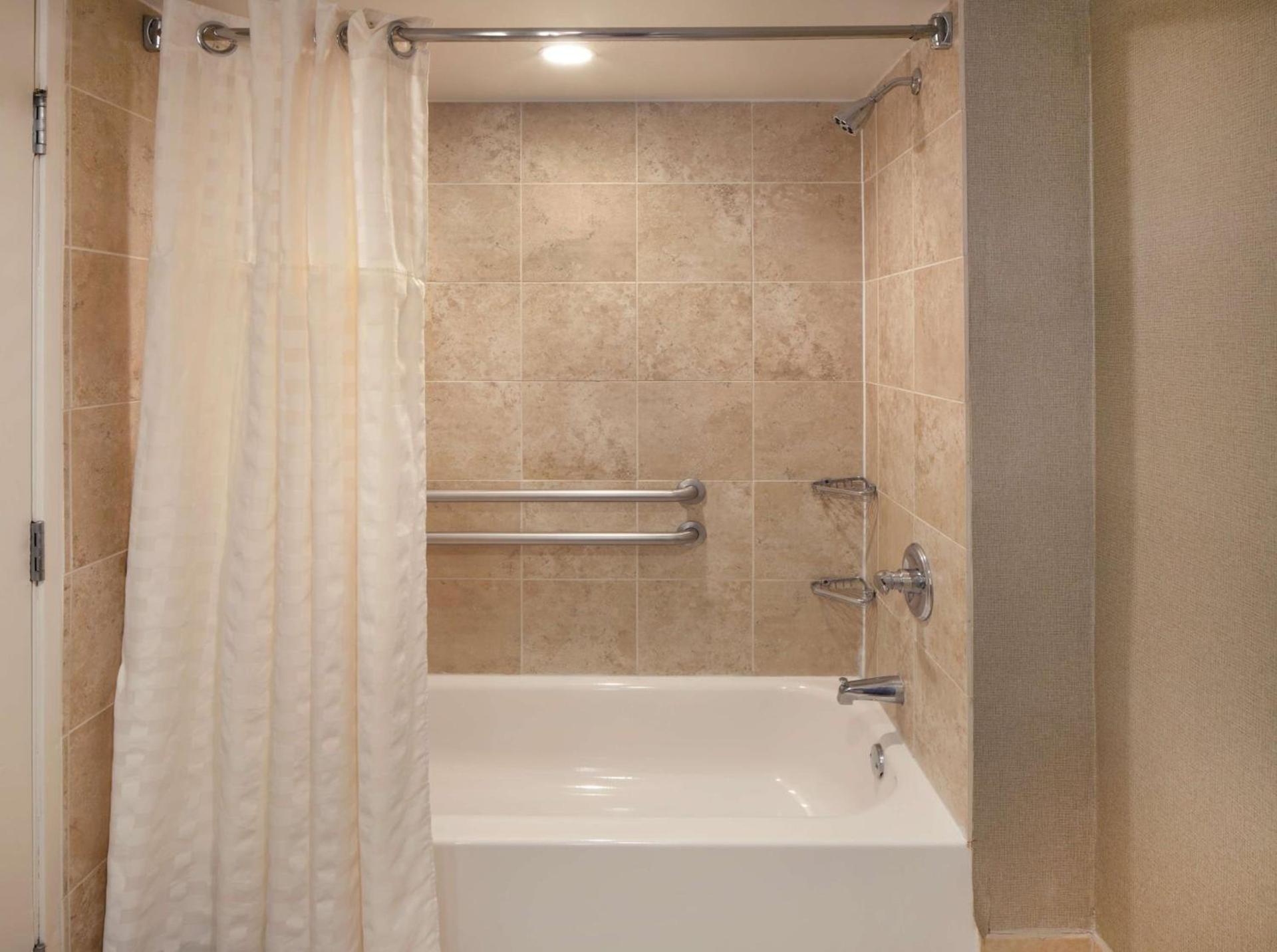 Embassy Suites by Hilton Philadelphia Airport photo 38