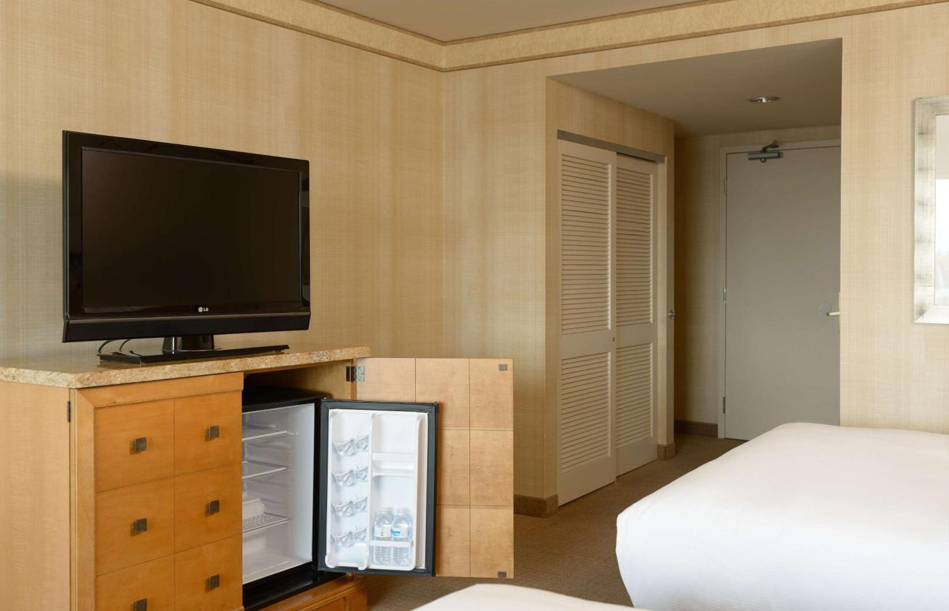 Hilton Santa Clara - Newly Renovated photo 40