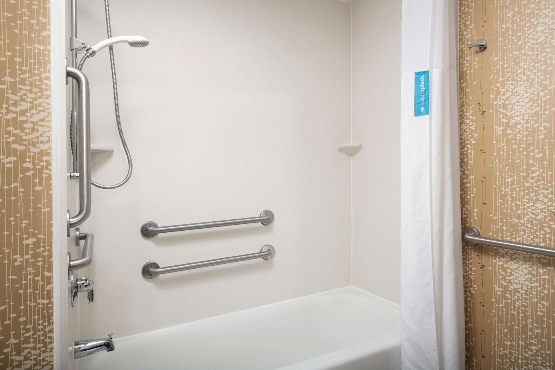 Hampton Inn & Suites Alpharetta-Windward photo 21