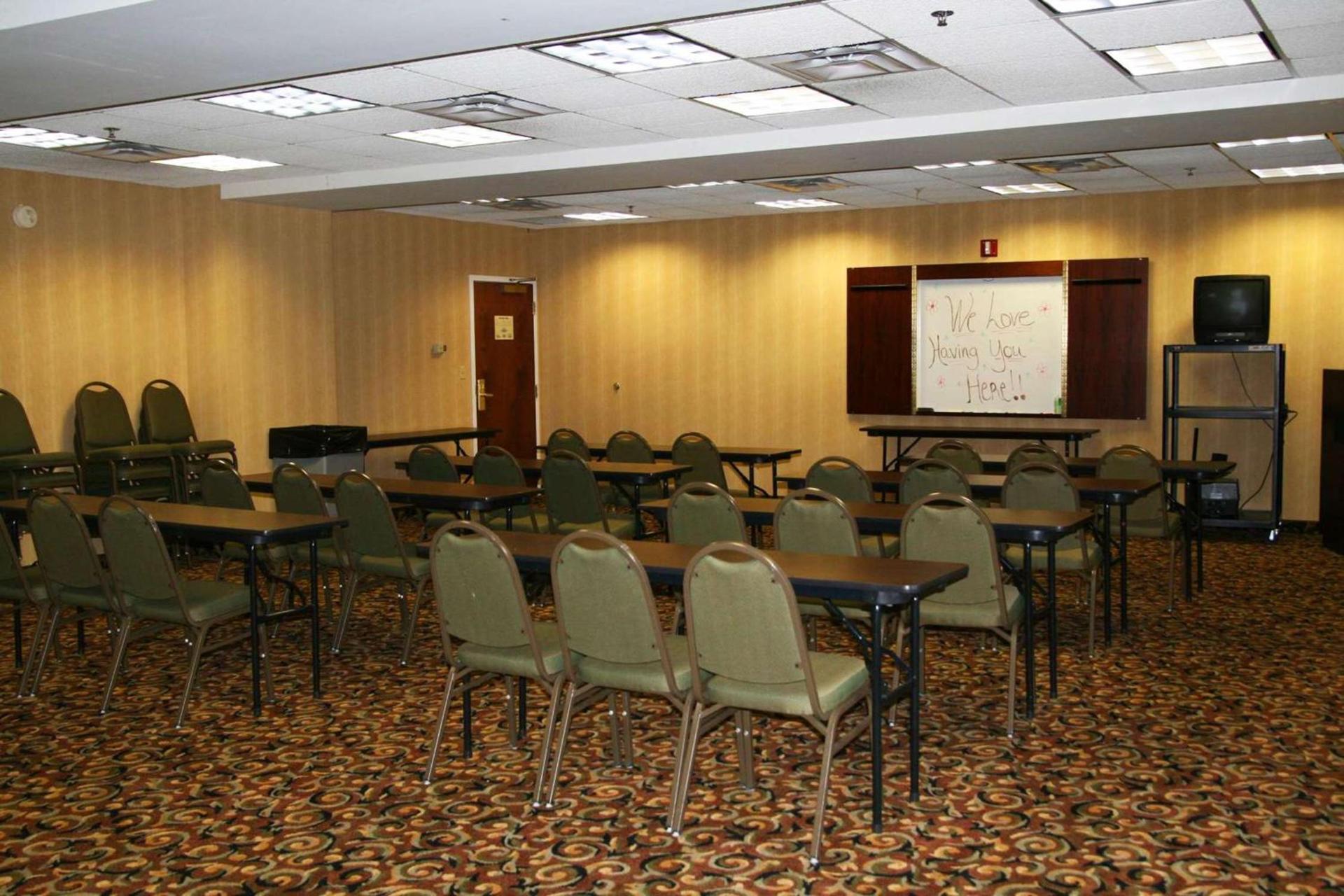 Hampton Inn Adel photo 17