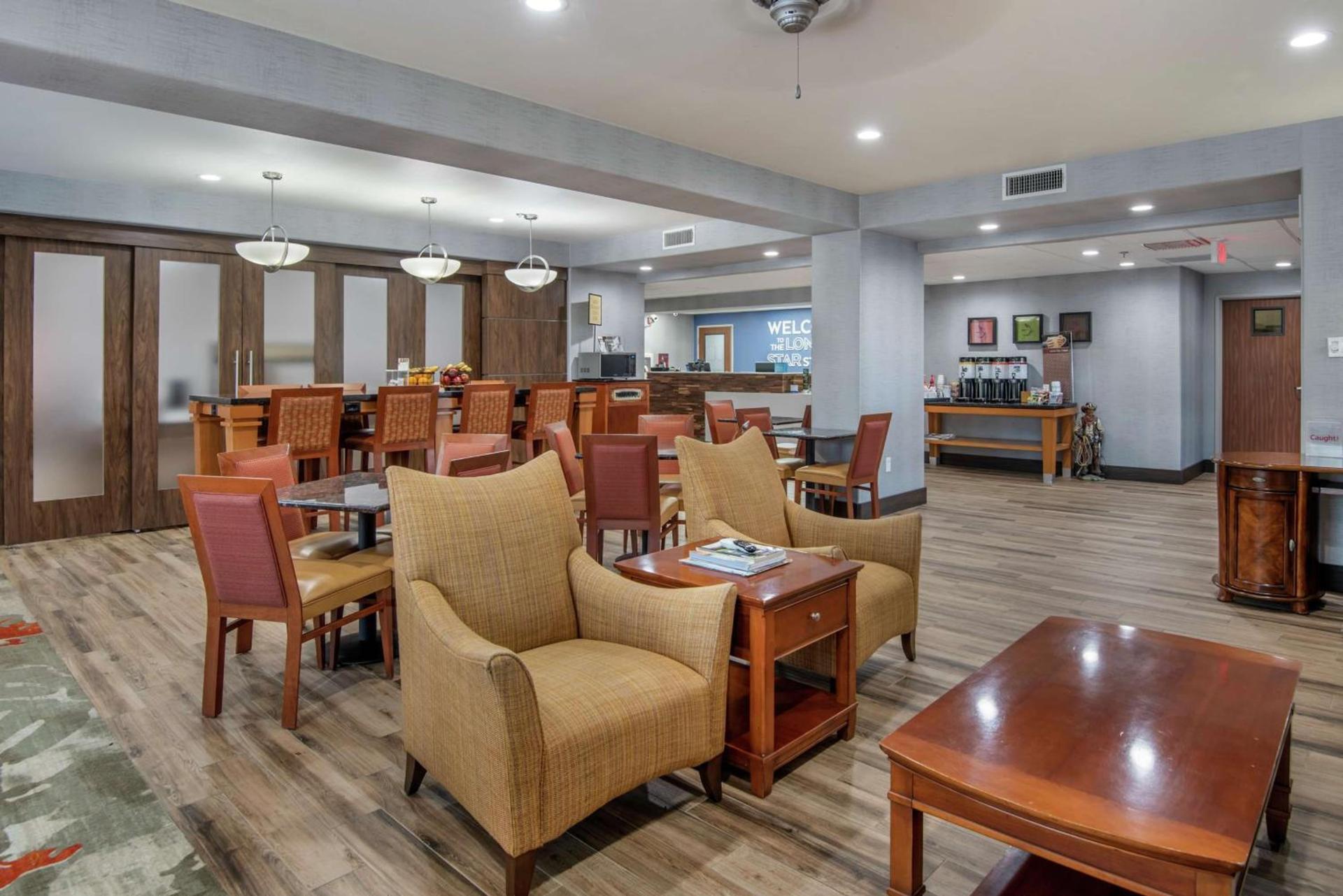 Hampton Inn Brownwood photo 2