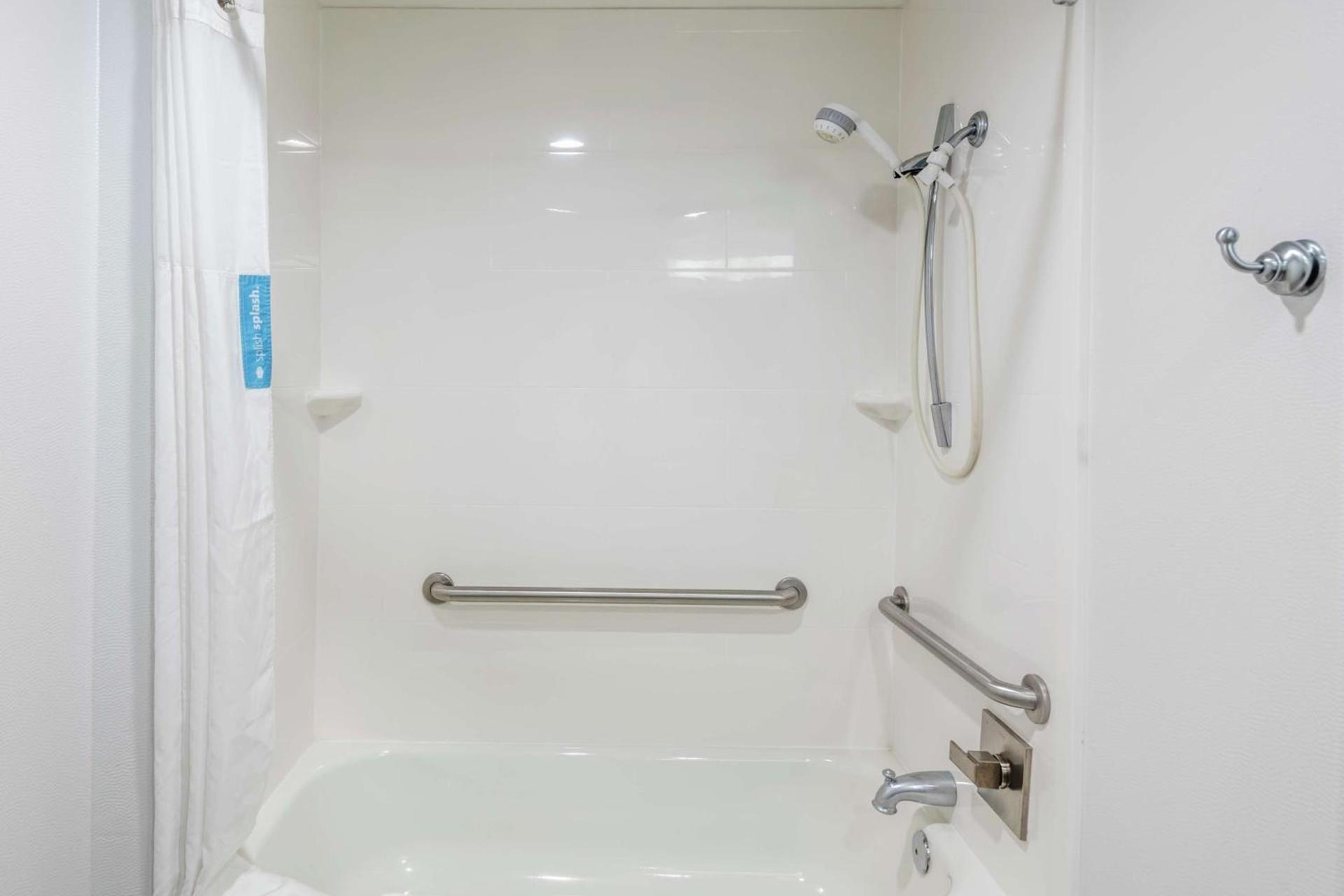 Hampton Inn Brownwood photo 10