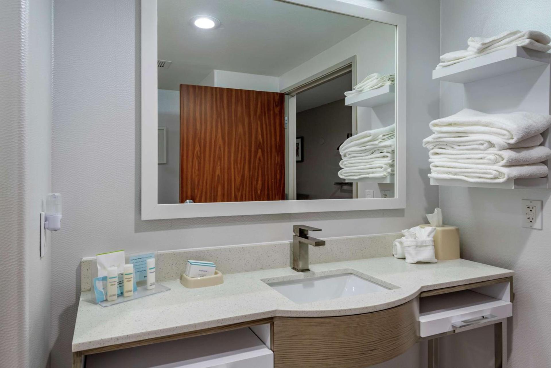 Hampton Inn Brownwood photo 16